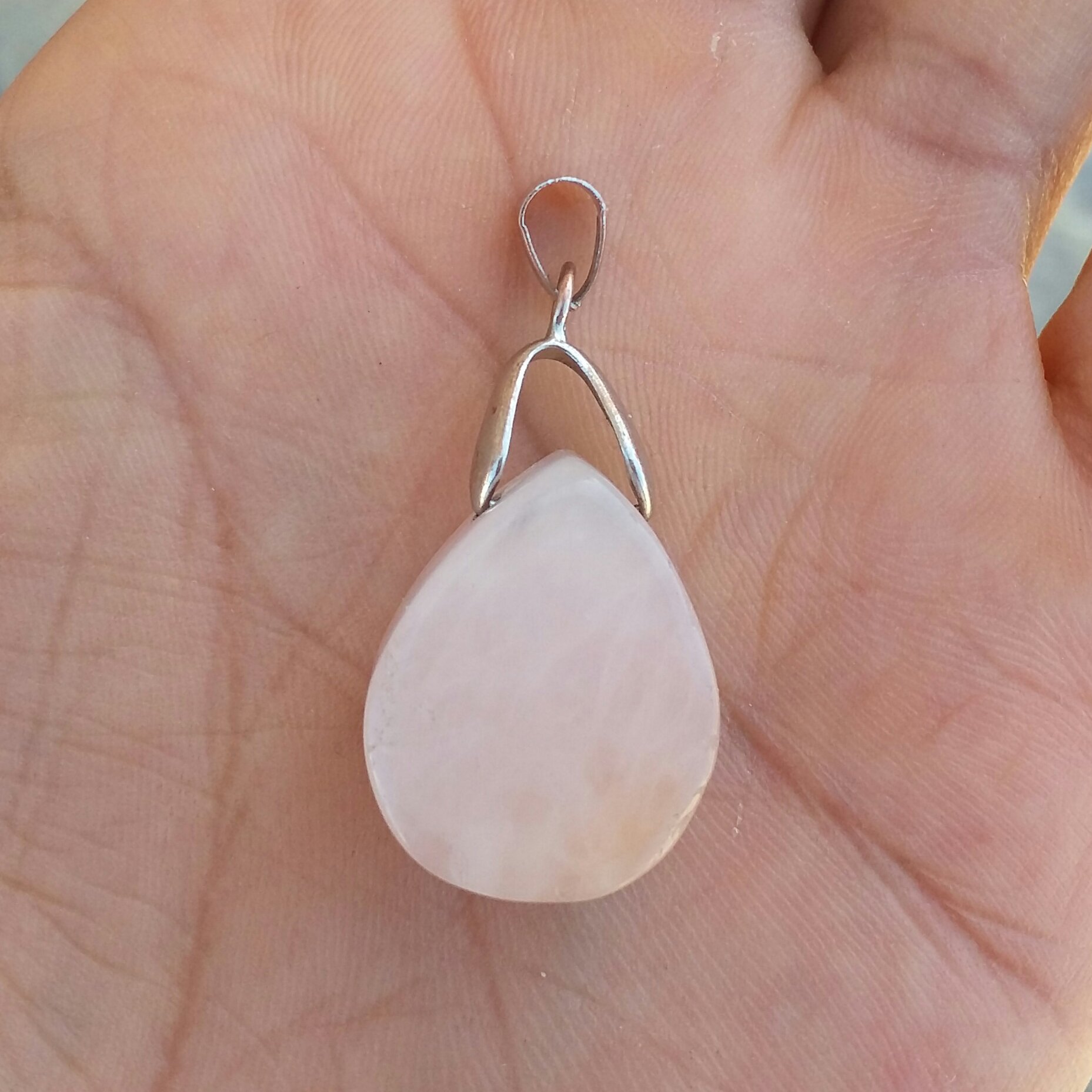 رز کوارتز رزکوارتز آویز گردنبند سنگ رزکوارتز  صد در صد طبیعی تراش خاص و زیبا کد 9770