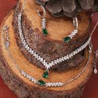 سرویس زنجیری طرح جناقی یا تنیسی با اویز نگین سبز کد 1219