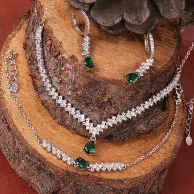 سرویس زنجیری طرح جناقی یا تنیسی با اویز نگین سبز کد 1219