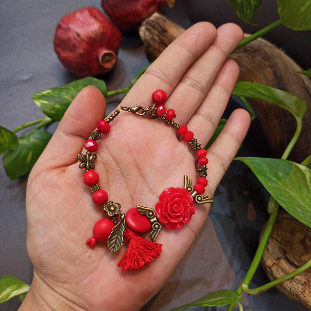 دستبند انارونه قرمز رنگ