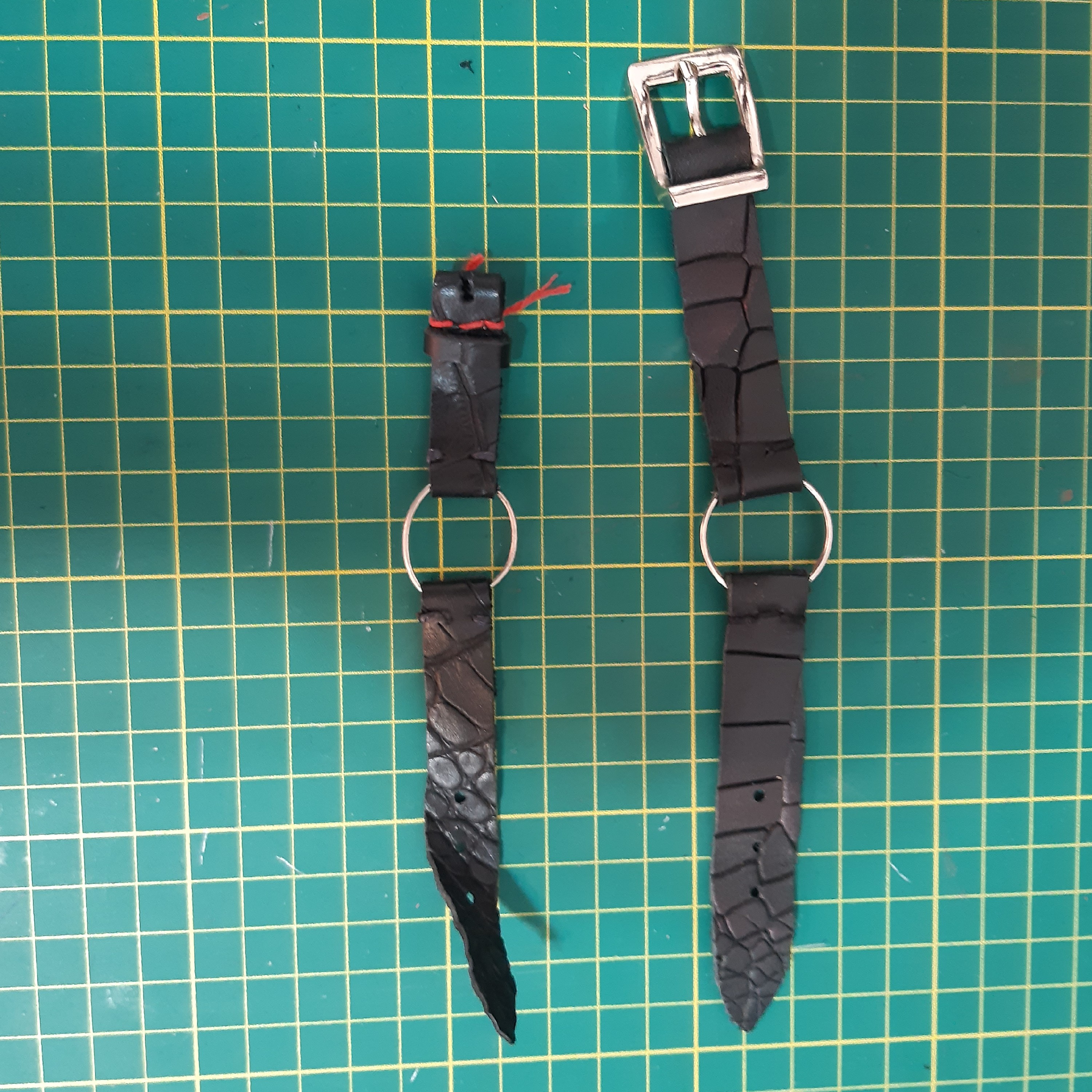 بندساعت2تکه عرض1،5سانتیمترازچرم طبیعی بز ودستدوز تک لا یکی55ت یکی45ت