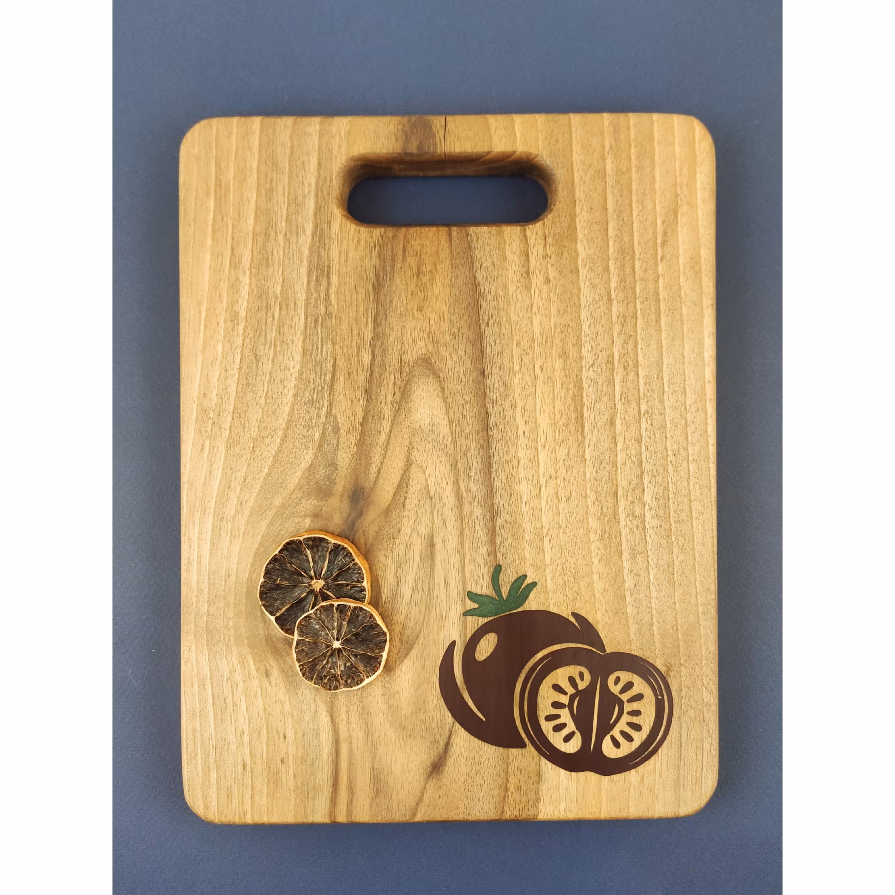 تخته آشپزخانه  طرح دار،ساخته شده از چوب طبیعی گردو 
ابعاد 21x28cm
پوشش روغن گیاهی 
قابل سفارش در ابعاد و رنگ دلخواه 