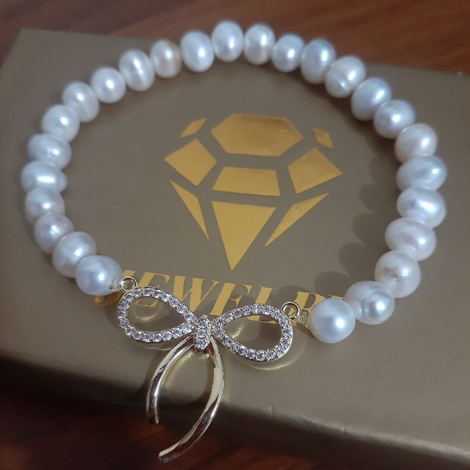 دستبند مروارید با پلاک سواروفسکی نگین دار 