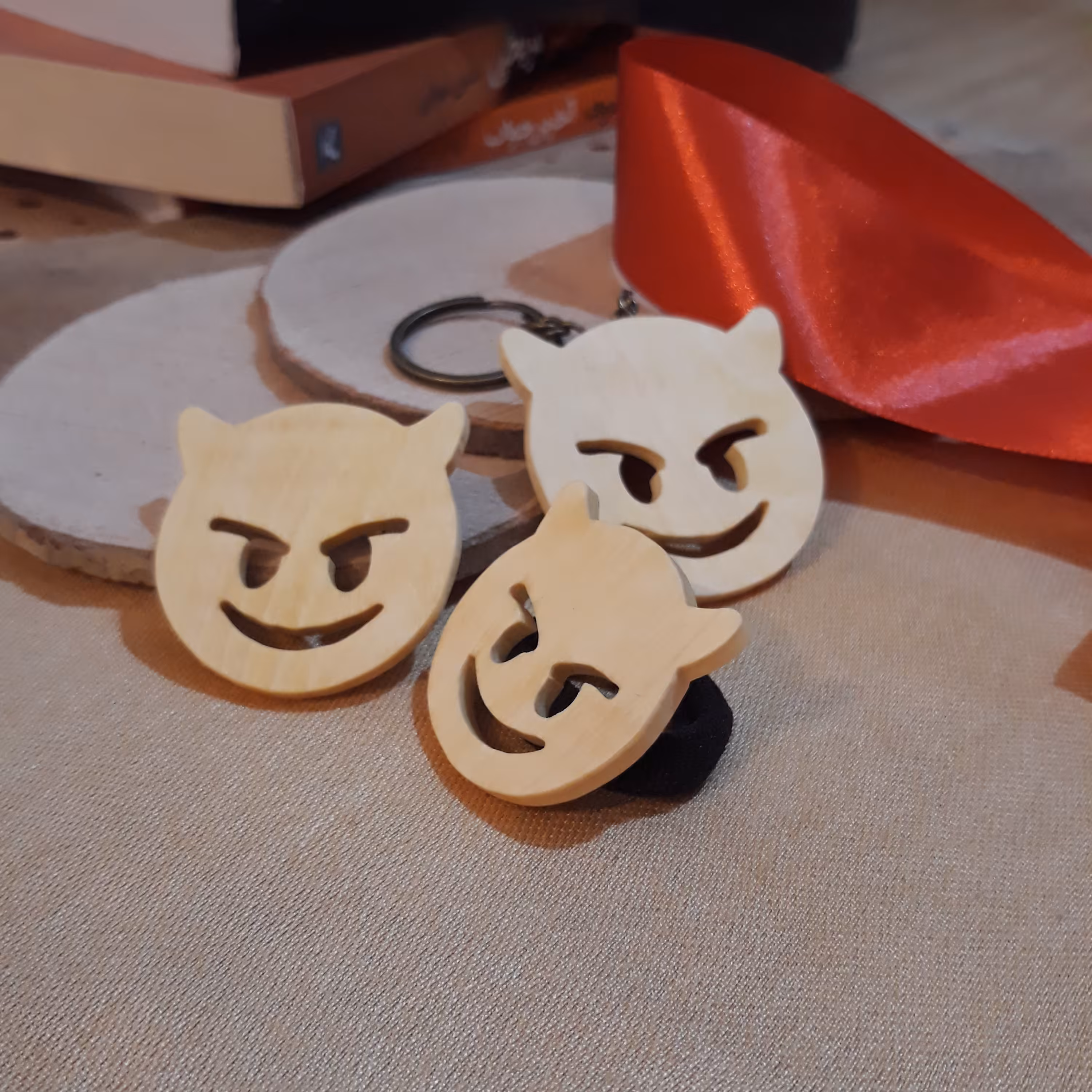 ست دستساز  جا سوئیچی و پیکسل و کش مو چوبی طرح ایموجی-7