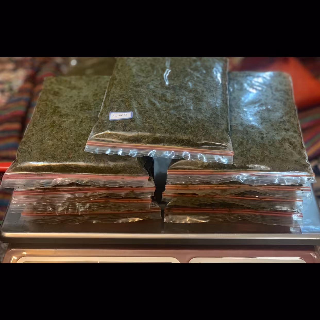 سبزی قرمه  خانگی نیم کیلویی(پس کرایه و هزینه ارسال در مقصد )