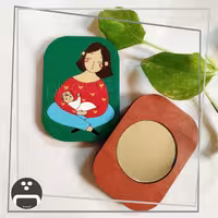 آینه جیبی طرح مادر و فرزند پیکسل ساز - جنس چوبی و نقاشی شده - ضدآب - ابعاد شش و نیم در نُه سانت