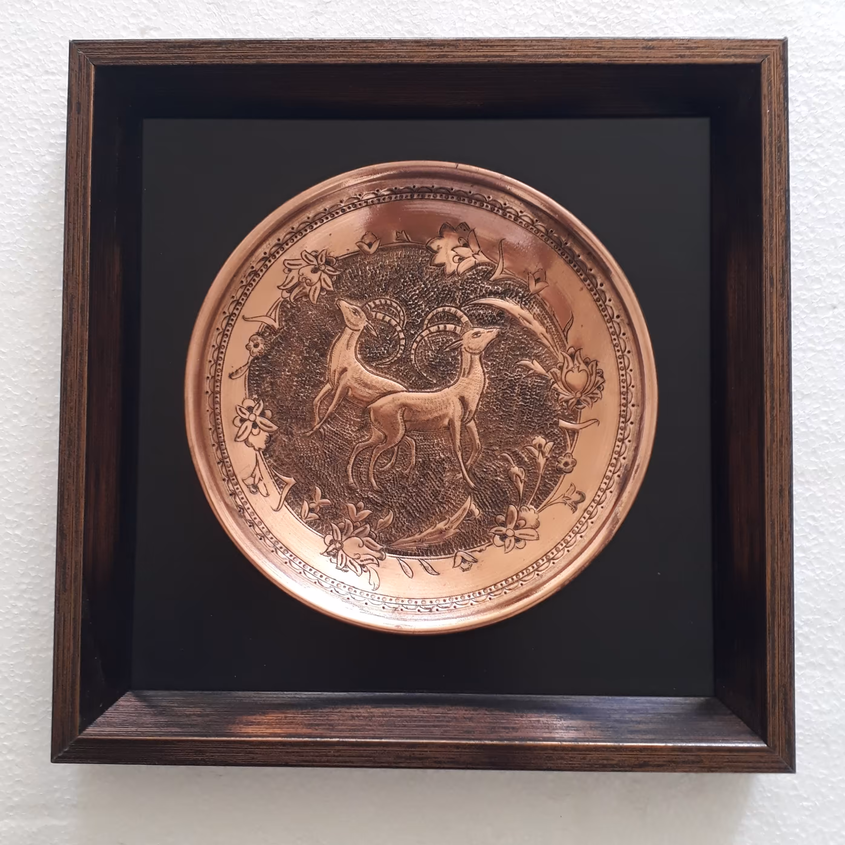 بشقاب  قلمزنی  20 سانتی مسی با قاب  طرح غزال