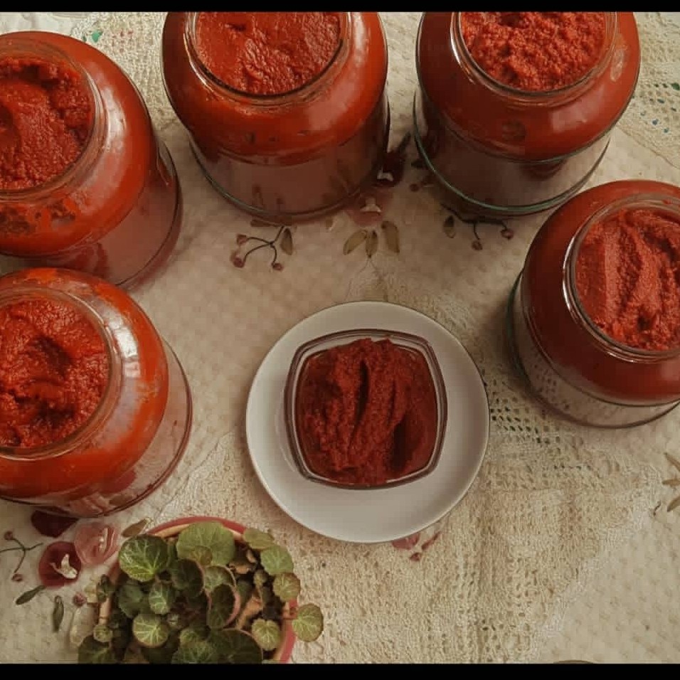 رب گوجه فرنگی(نیم کیلویی)خانگی صددرصدخالص بدون افزودنی وبدون موادنگه دارنده .بارنگ طبیعی