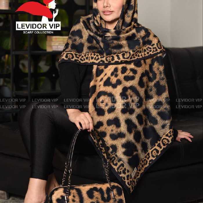 ست کیف مخمل جیر و روسری نخی قواره 140 برند لویدور طرح پلنگی - ارسال رایگان