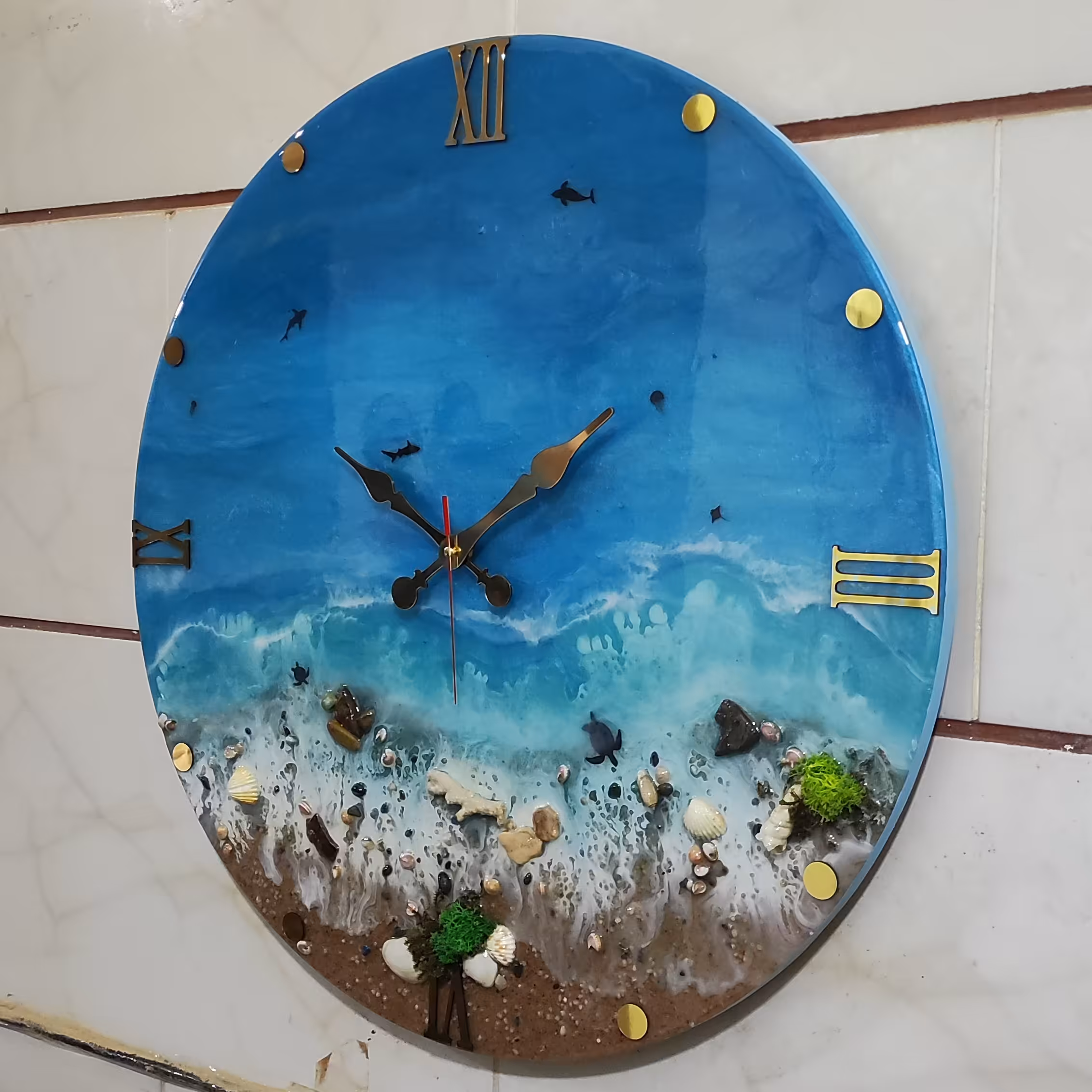 ساعت دیواری رزین طرح دریا با استفاده از سنگ و صدف های طبیعی اعداد و عقربه مولتی استایل موتور آرام گرد و بی صدا 