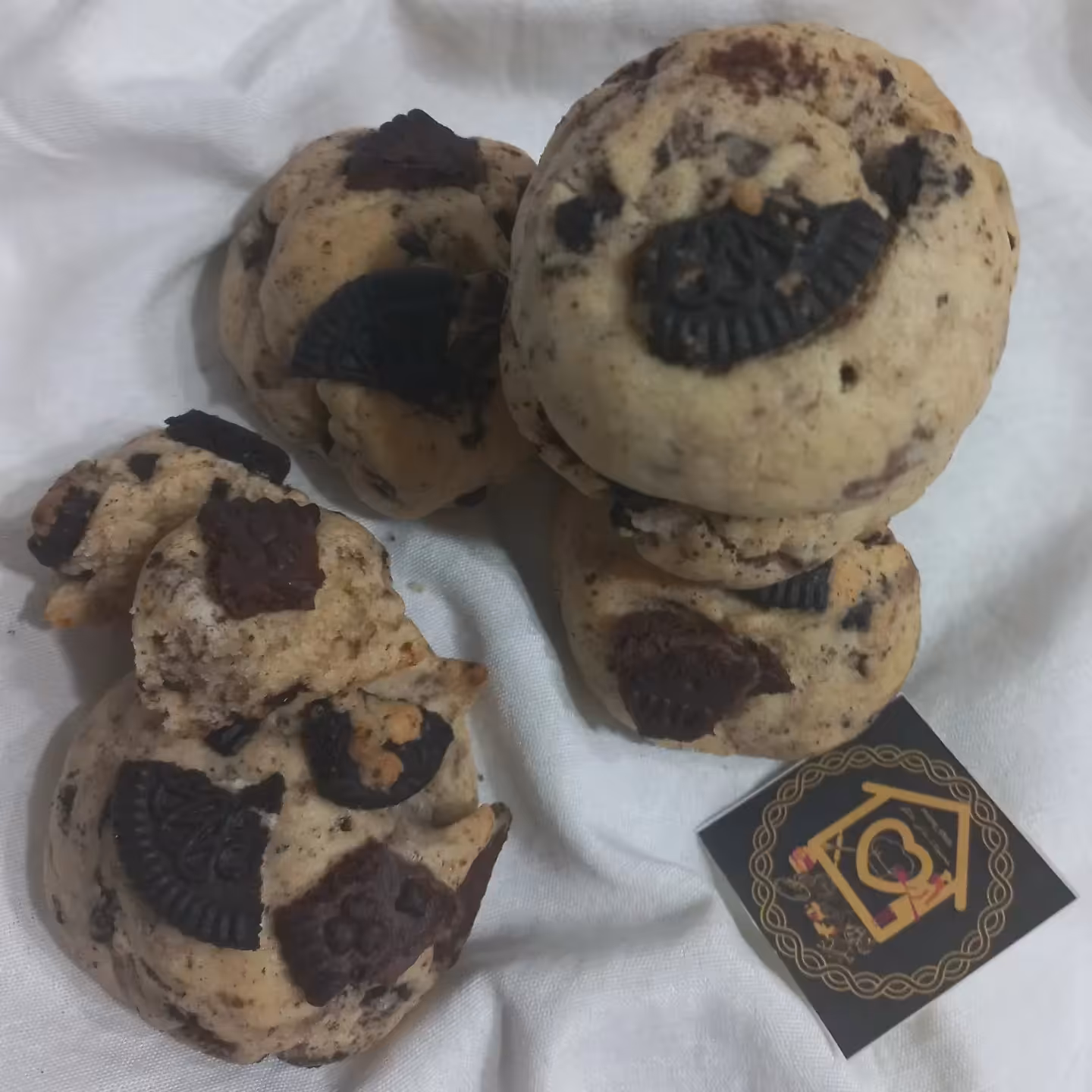 کوکی اورئو با تکه های چاکلت چیپسی (پس کرایه)