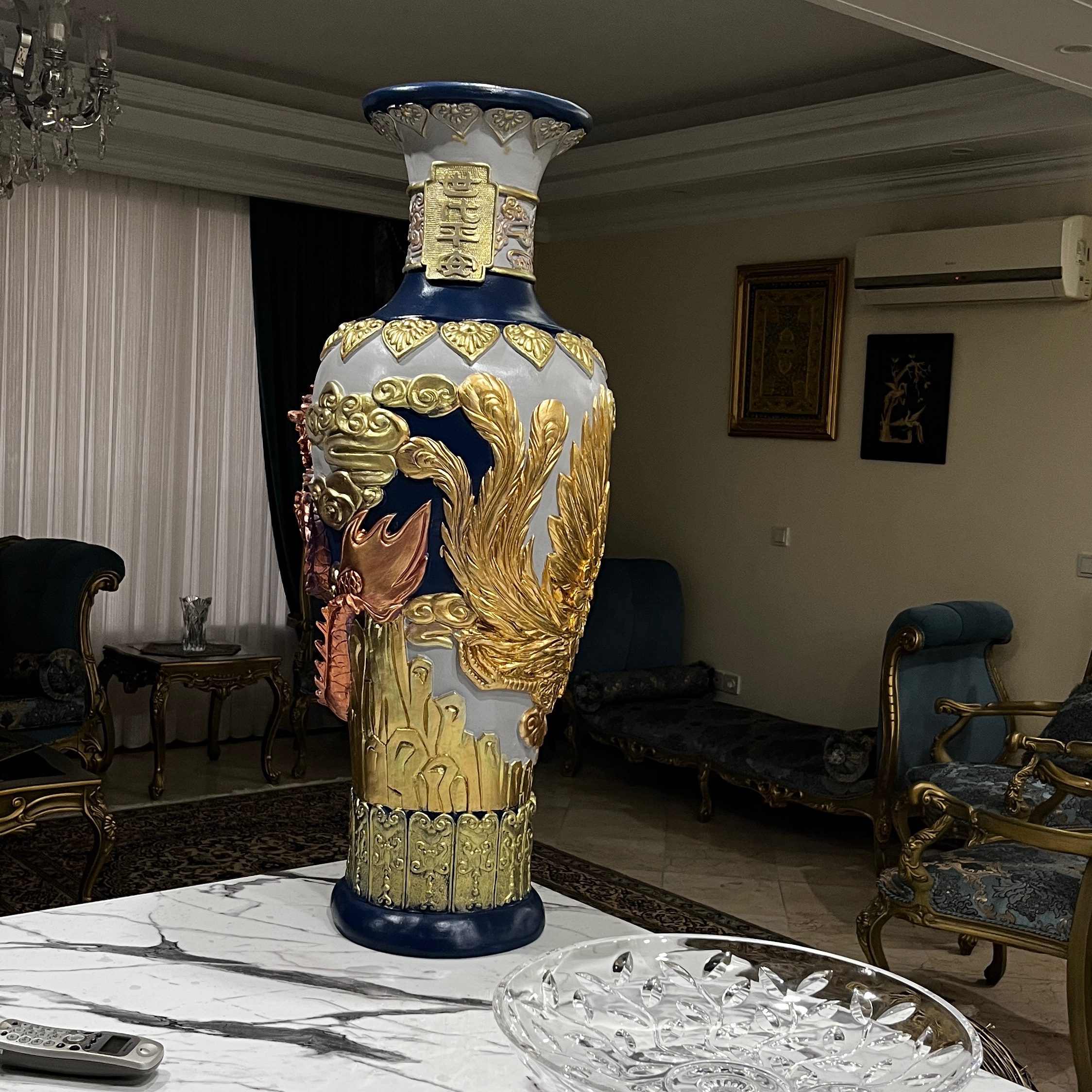 گلدان کنار سالنی