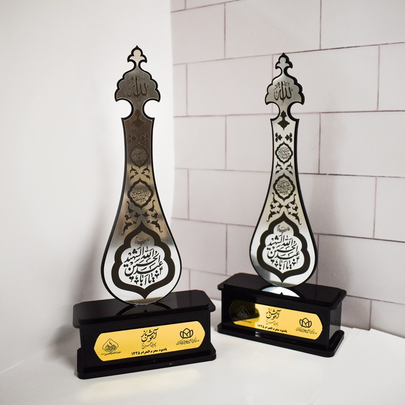 تندیس علم با پایه چوبی