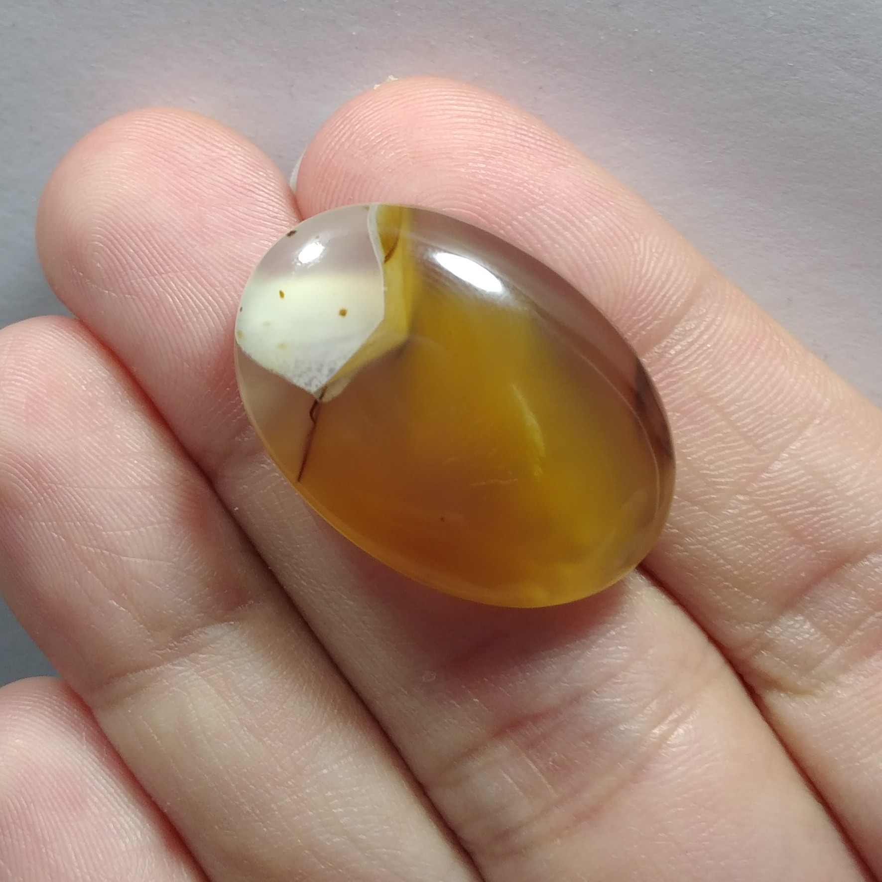 نگین سنگ عقیق عسلی تقریبا 5 و نیم گرمی با ابعاد تقریبی 2ونیم در 2 و نیم سانتی متر کدn 0060