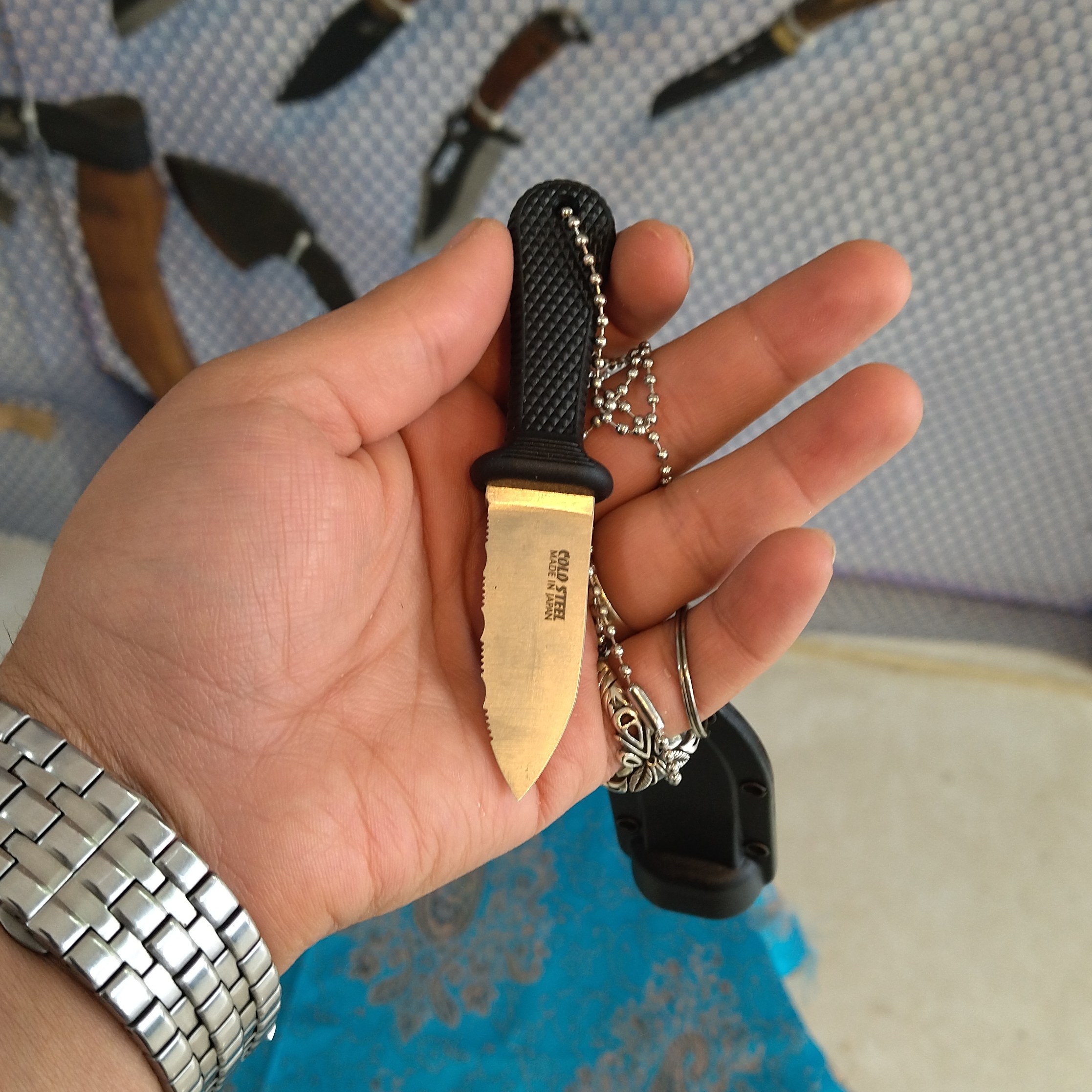 چاقو  گردنی (گردنبند)