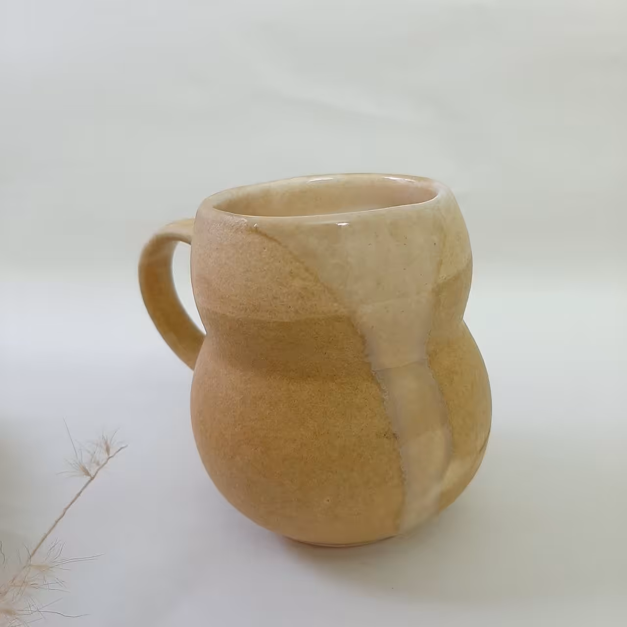 ماگ دست ساز سرامیکی طرح خاکی مات و  شره ای 