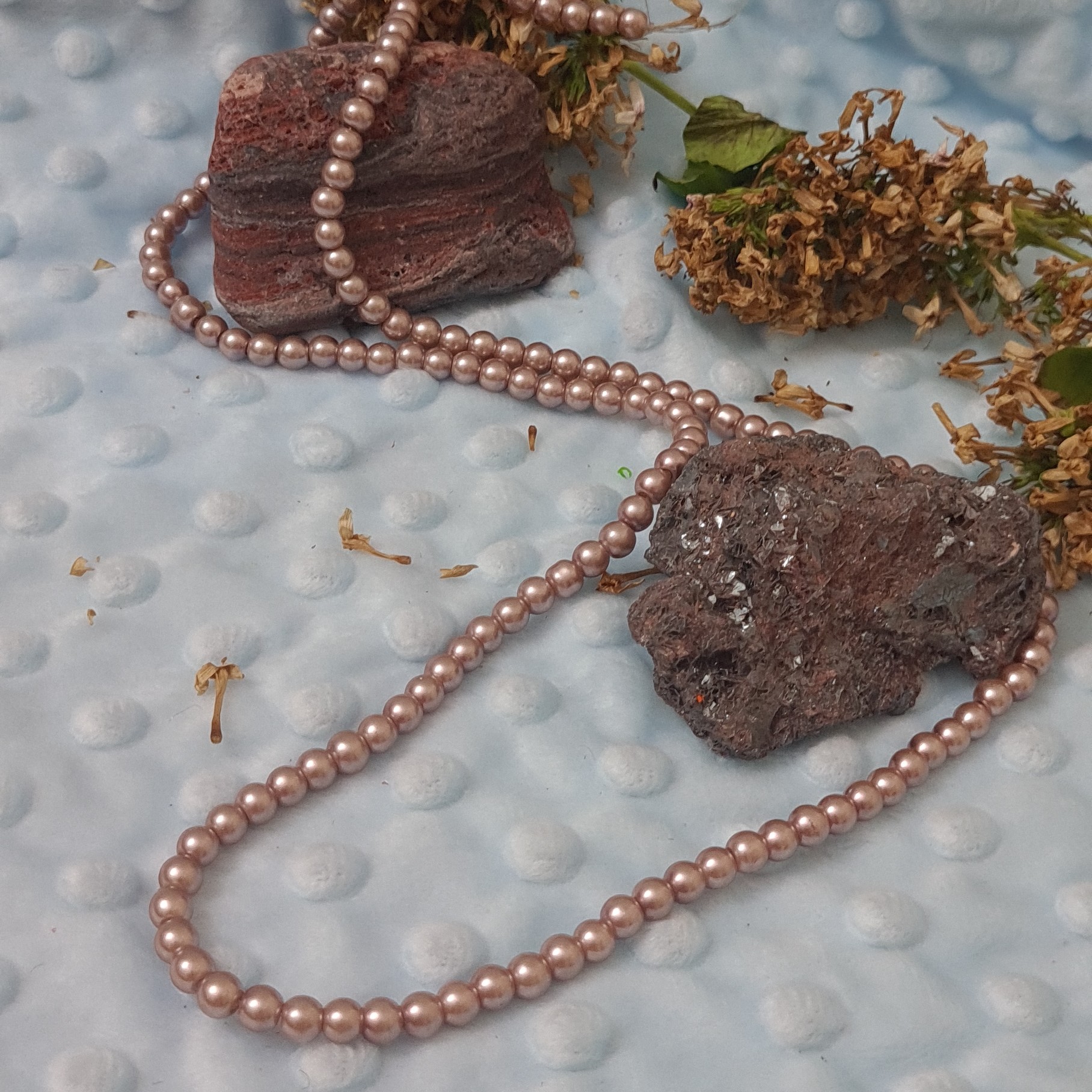 مروارید سنگی شماره 6،در 24 رنگ ،شامل (140-الی- 142) عدد مروارید 
رنگ کاراملی ،بسیار پُر طرفدار ،  براق  صدفی مطابق عکس