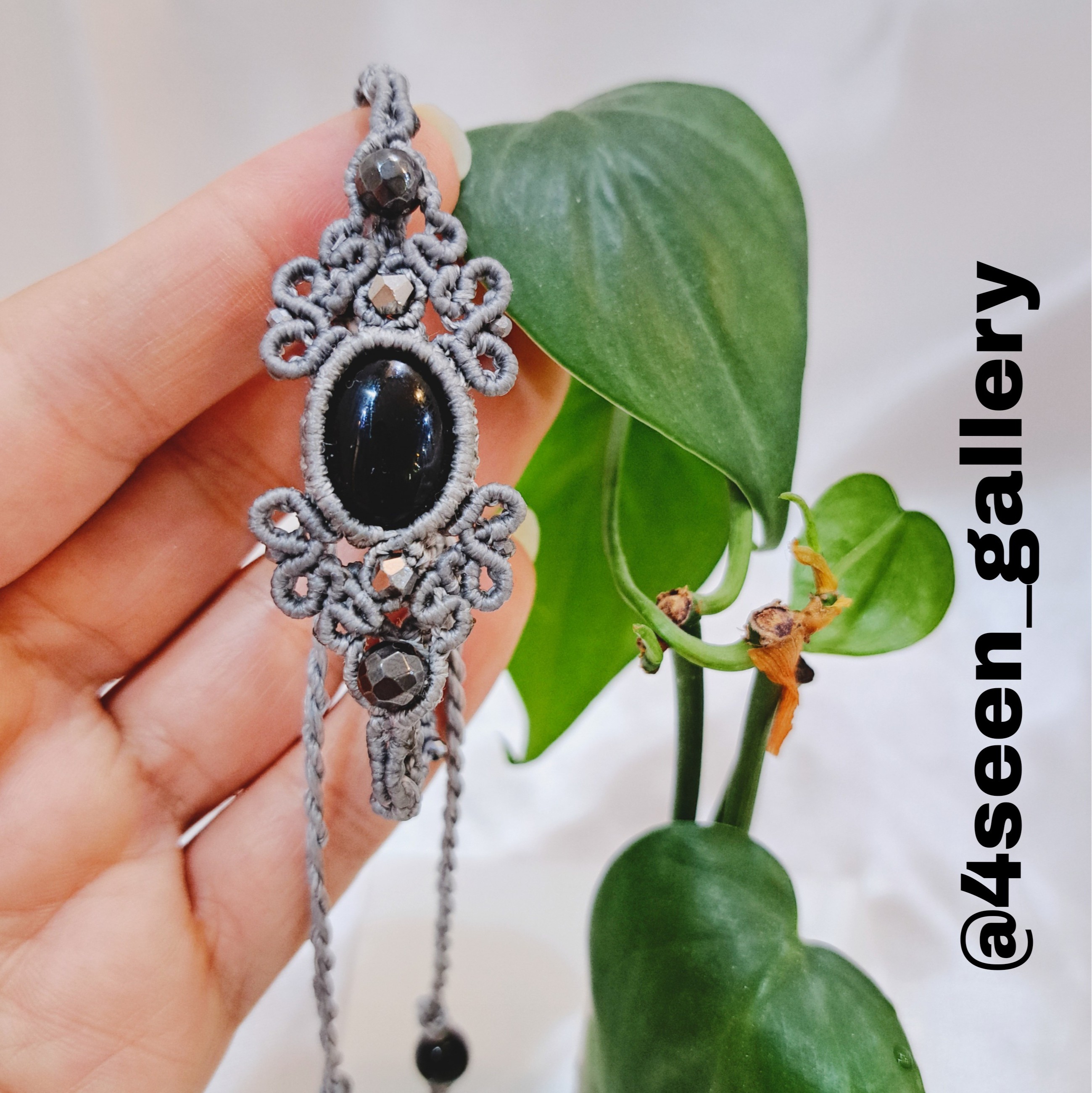 دستبند سنگی ازسنگ عقیق سیاه یا اونیکس و نخ بافت مومزده ترک