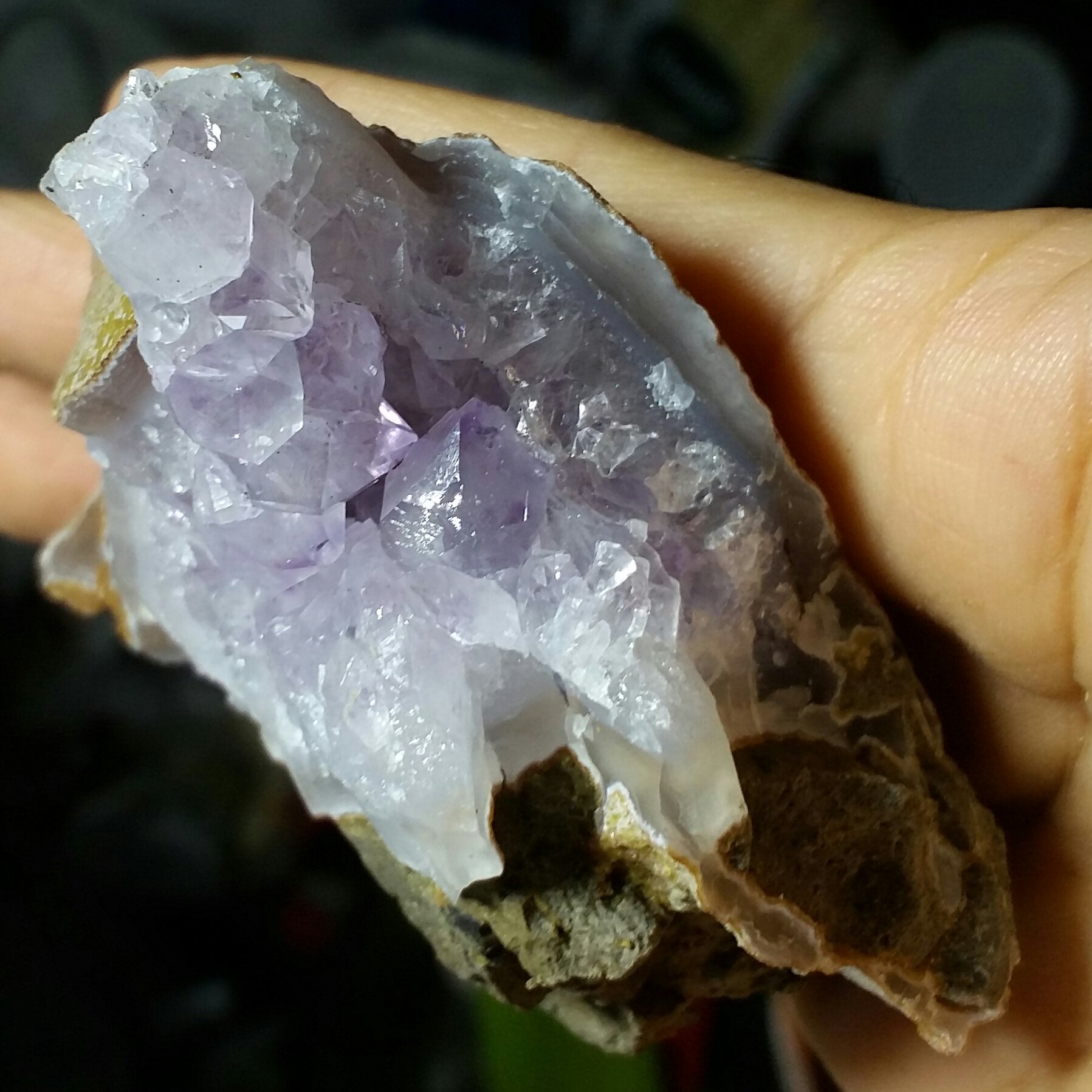 سنگ راف درشت آمیتیس بلور درشت پر رنگ روی بستر بسیار زیبا دیدنی کاملا طبیعی شاهکار خلقت خااااص
سایز درشت
کد 7978