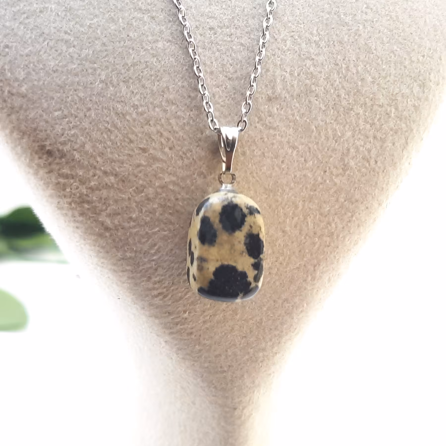 گردنبند سنگ نیمه قیمتی و معدنی جاسپر دالمیشن کد ب1 فاقد تراش هندسی منظم سنگ تامبلر شده به همراه زنجیر استیل رنگ ثابت