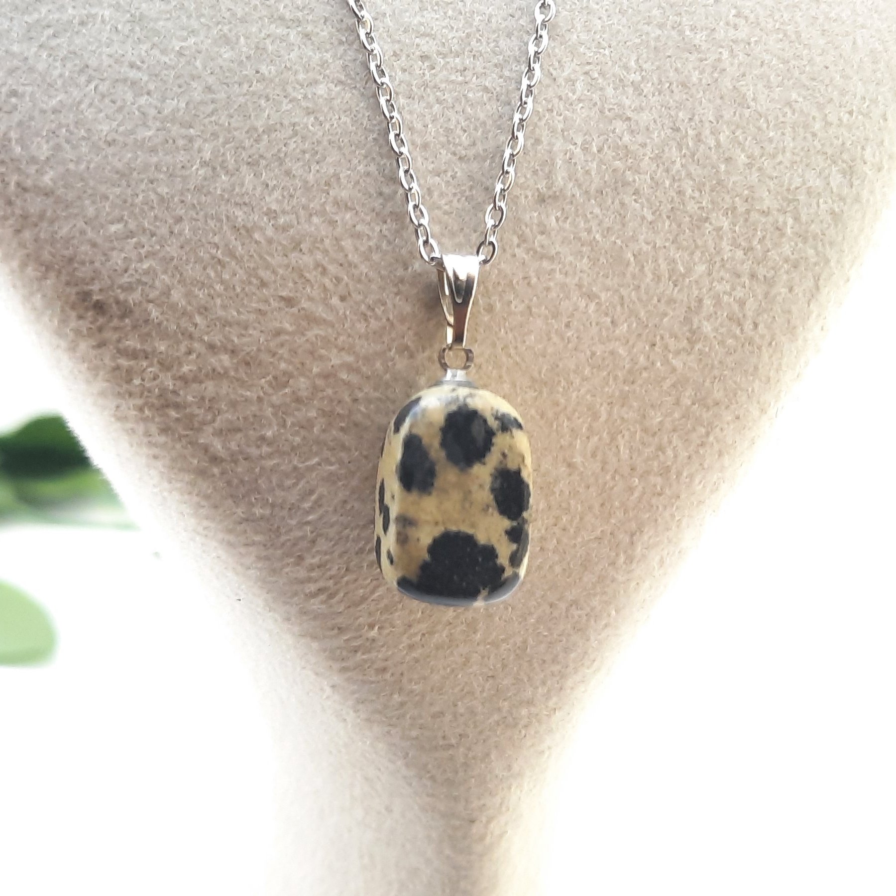 گردنبند سنگ نیمه قیمتی و معدنی جاسپر دالمیشن کد ب1 فاقد تراش هندسی منظم سنگ تامبلر شده به همراه زنجیر استیل رنگ ثابت