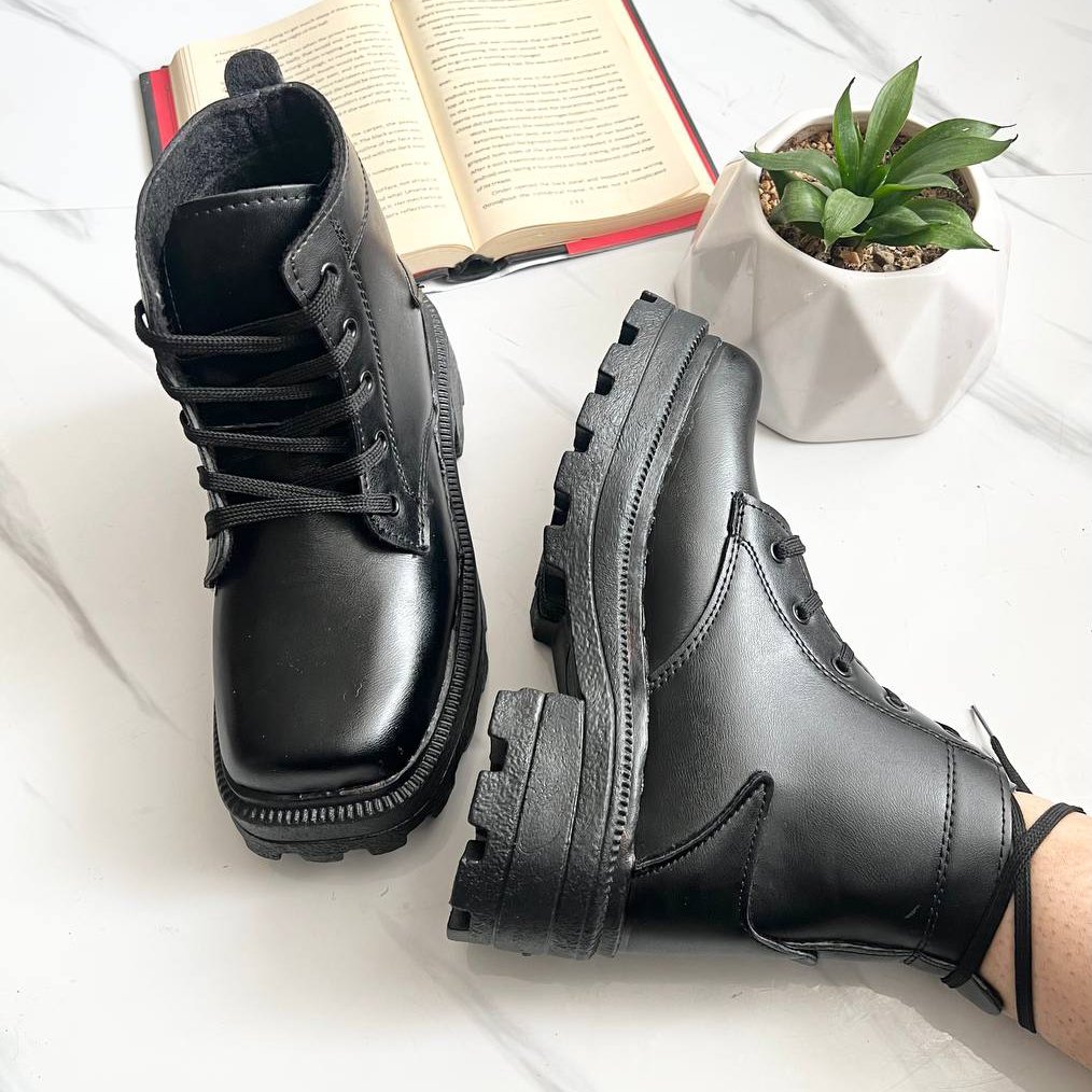 نیم بوت لژ دار پنجه اردکی رنگ مشکی ، ارسال رایگان