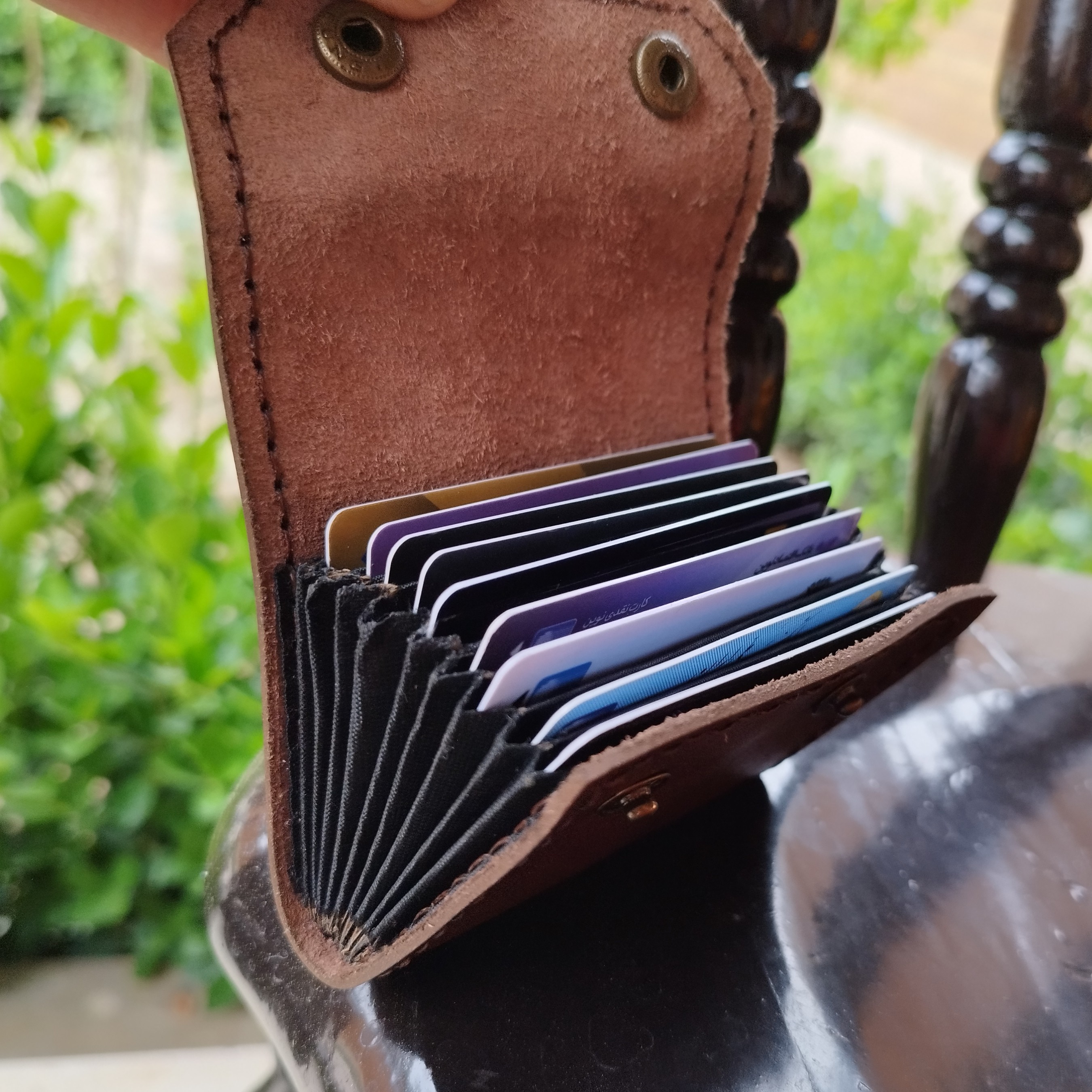 جاکارتی آکاردئونی. به رنگ مشکی . دست دوز.با چرم طبیعی اعلا