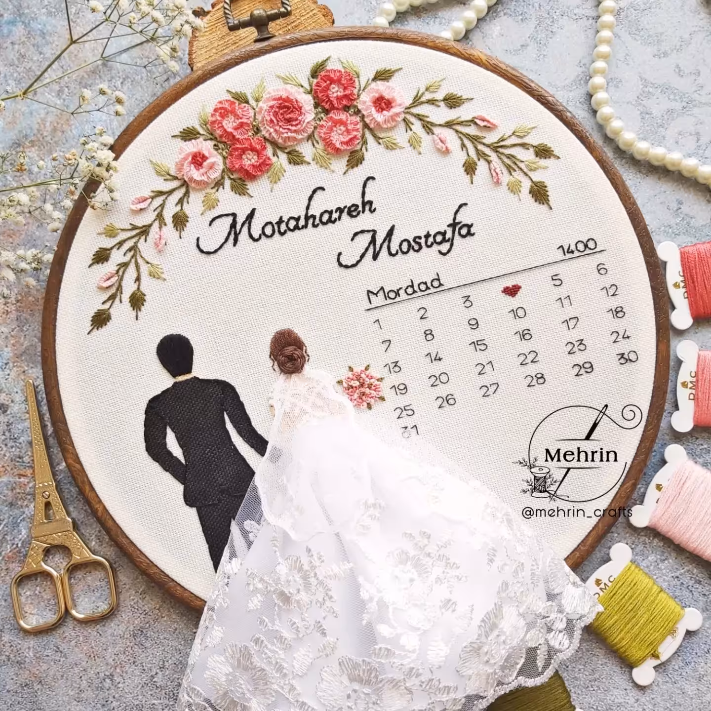 قاب گلدوزی عروس و داماد با تقویم 2