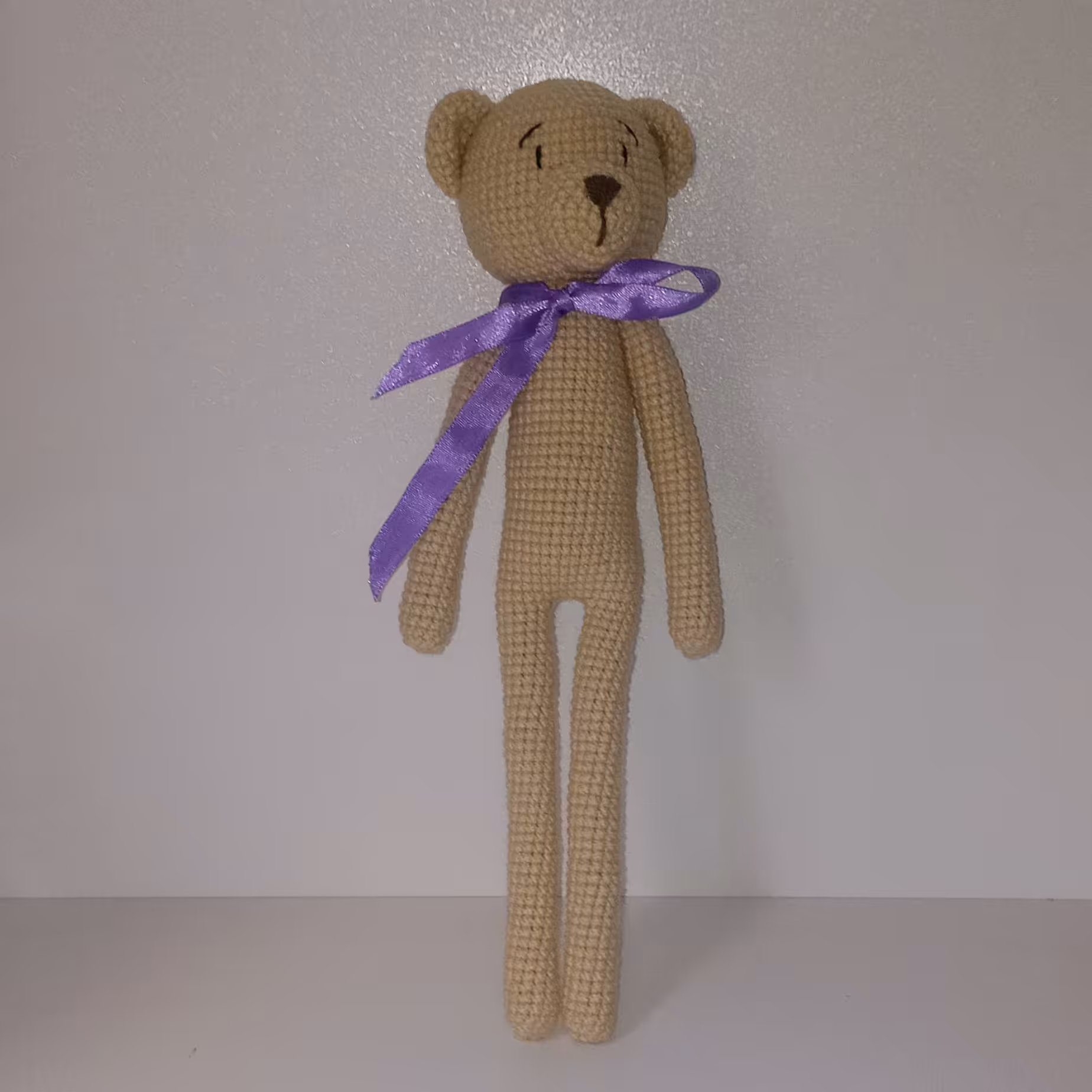 خرس پادراز دستبافت.وزن62 گرم.قد 28 سانت رنگ کرم.مناسب کودکان و سیسمونی