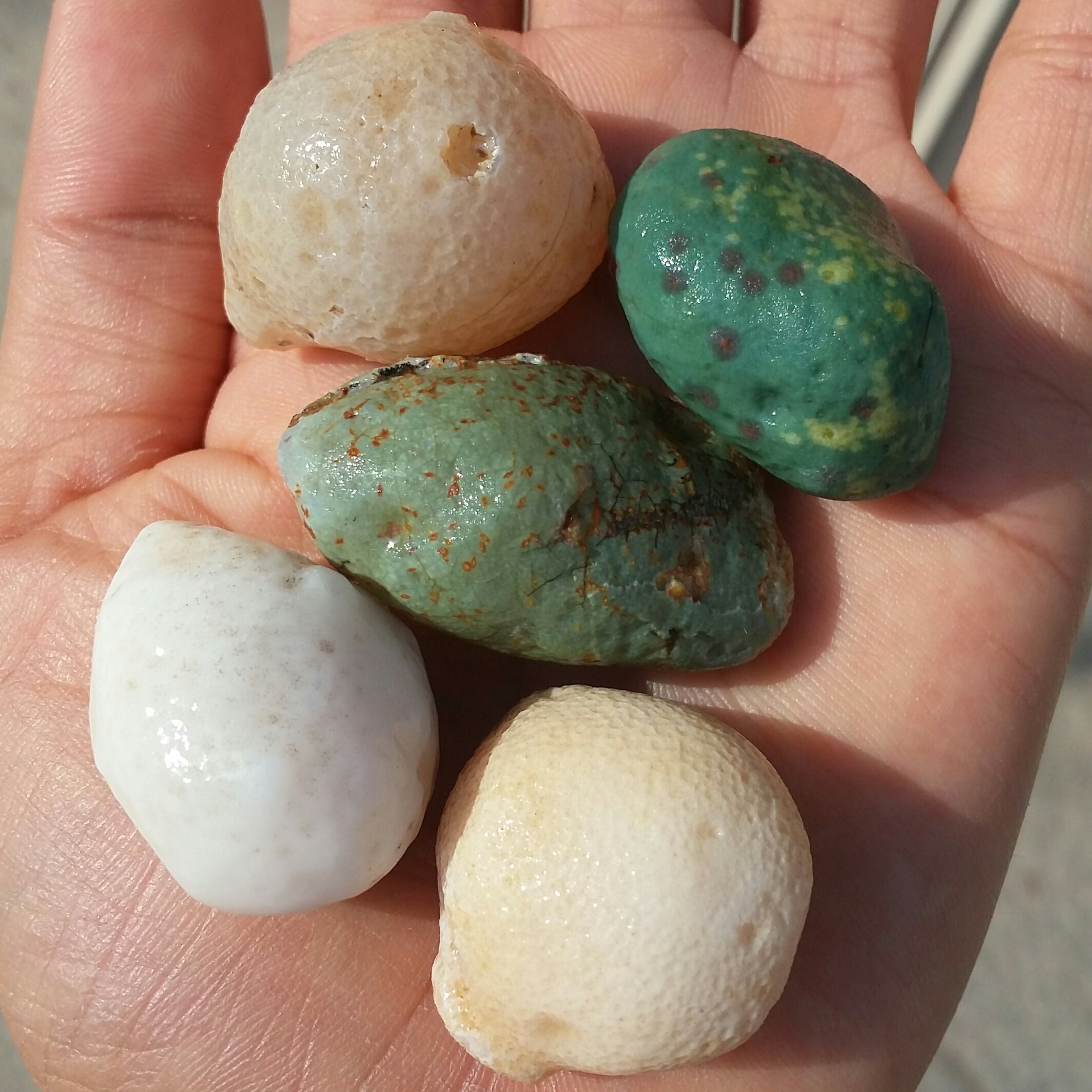 مجموعه 5 عددی سنگ راف خام عقیق نقلی برش نخورده 100 در 100 طبیعی سرشار از خواص
با قابلیت ساخت چند نگین دیددنی کد 6718