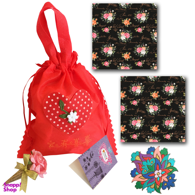 پک هدیه زیر لیوانی و گل سینه طرح فلورال کلاسیک رنگ مشکی مجموعه 6 عددی