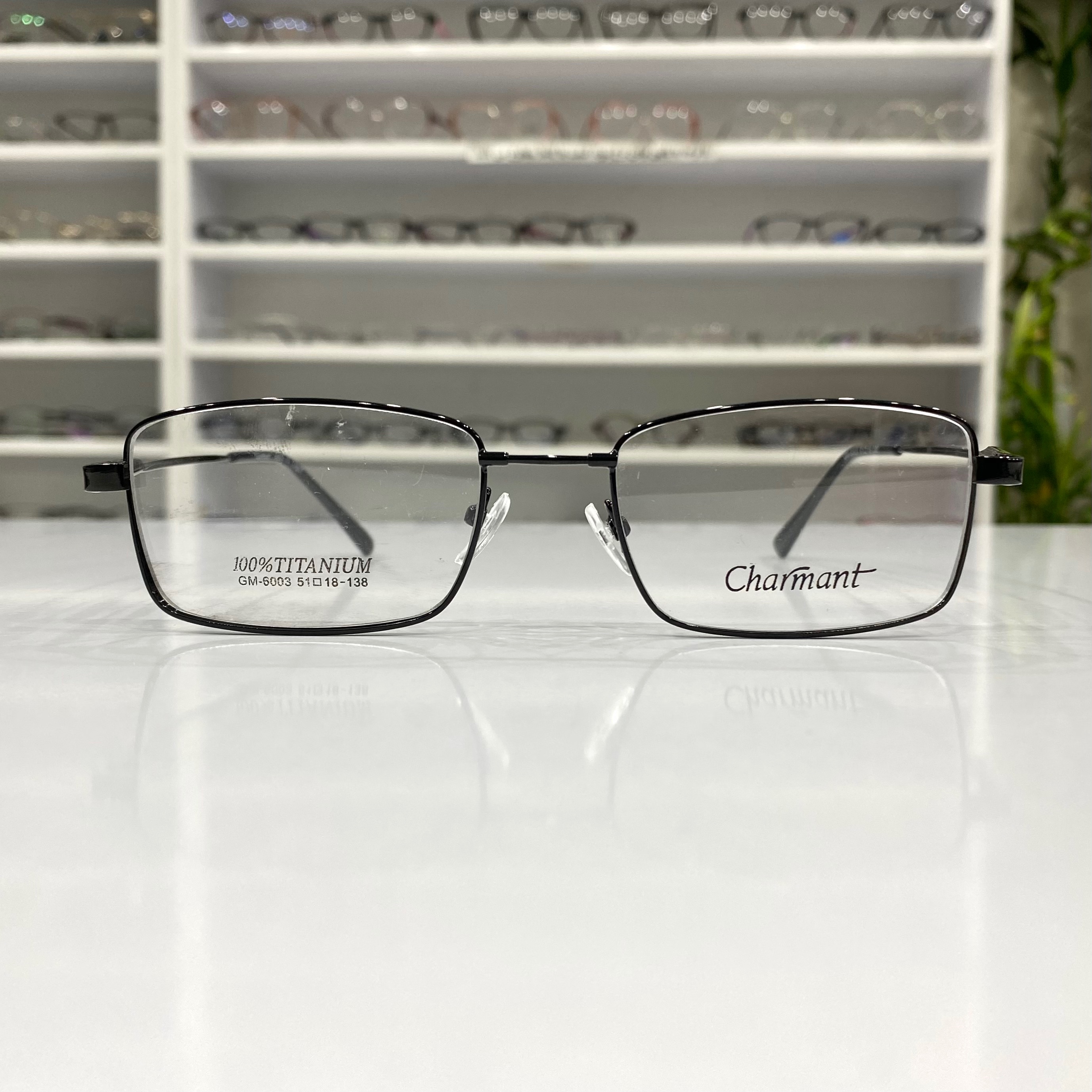 فرم عینک طبی جنس تیتانیوم کاملا نشکن در رنگ ذغالی و کیفیت عال عینک کاسپین بوشهر