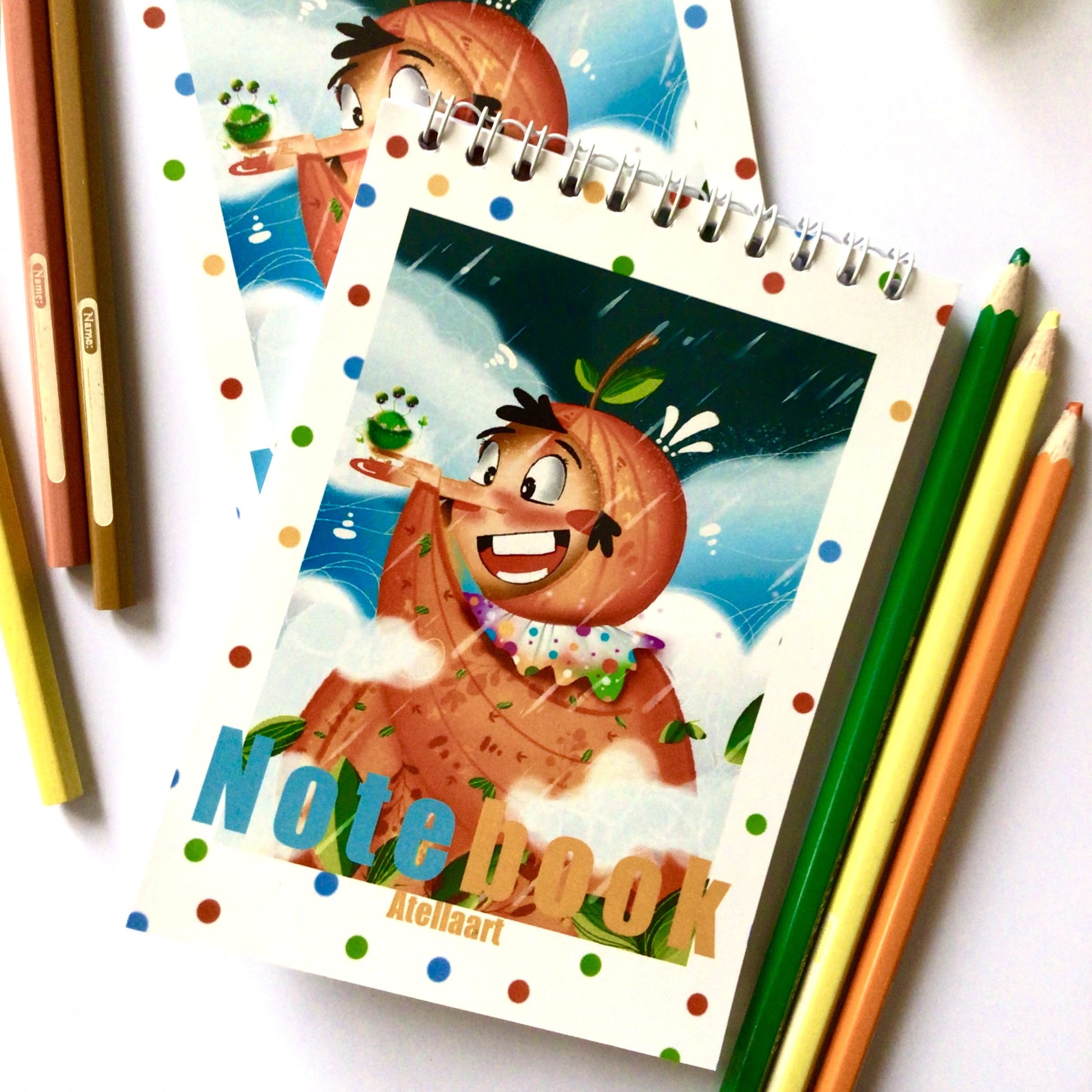 دفترهشتادبرگ فنردوبل جلد گلاسه خطدار برند آتلا طرح پسرپرتقالی 