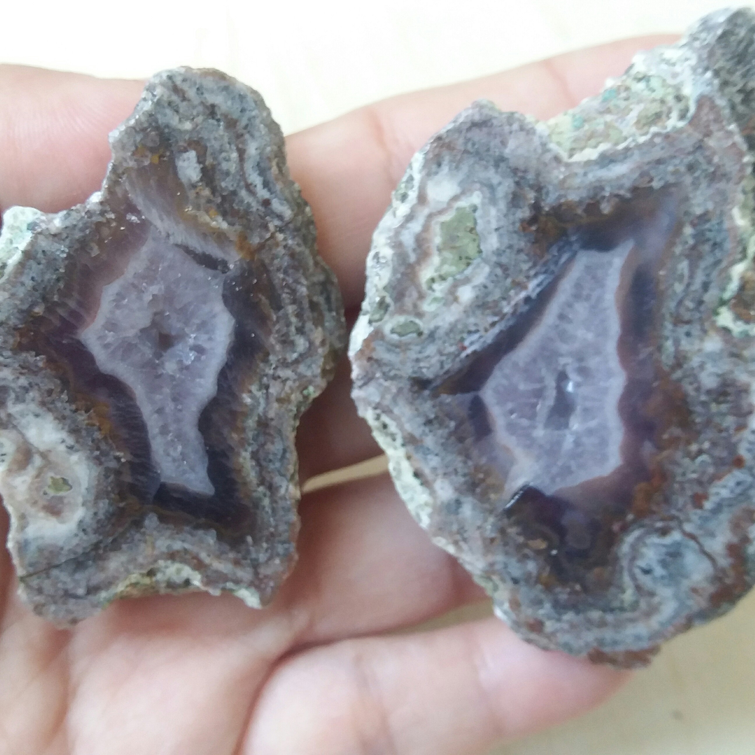 آمیتیست با حاشیه عقیق  معدنی و اصل با رنگ طبیعی و خواص فراوان مناسب دکور منزل و ویترین مغازه و ساخت نگین 5.5 سانته