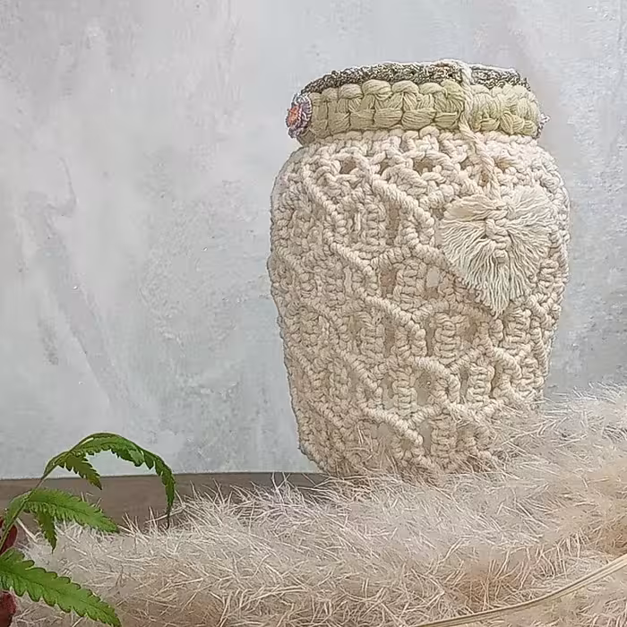 جا شمعی و جای گل، زیبنده مکرومه بافی ، گلدوزی شده، پر بافت ، کاری متفاوت ( ظرف پایه پلاستیکی)