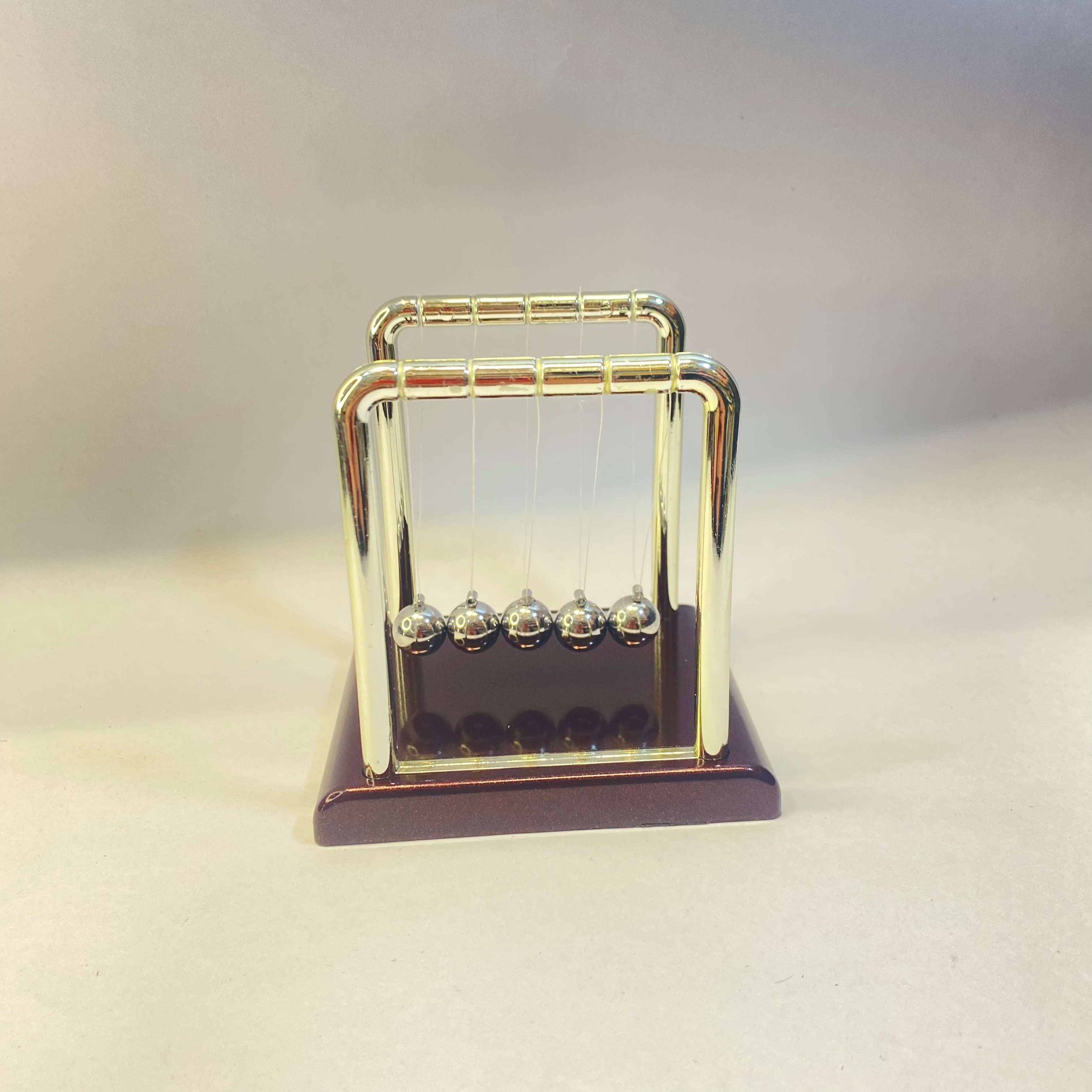 لوازم دکوری مدل گهواره نیوتون ( گوی تعادل ) سایز کوچک 