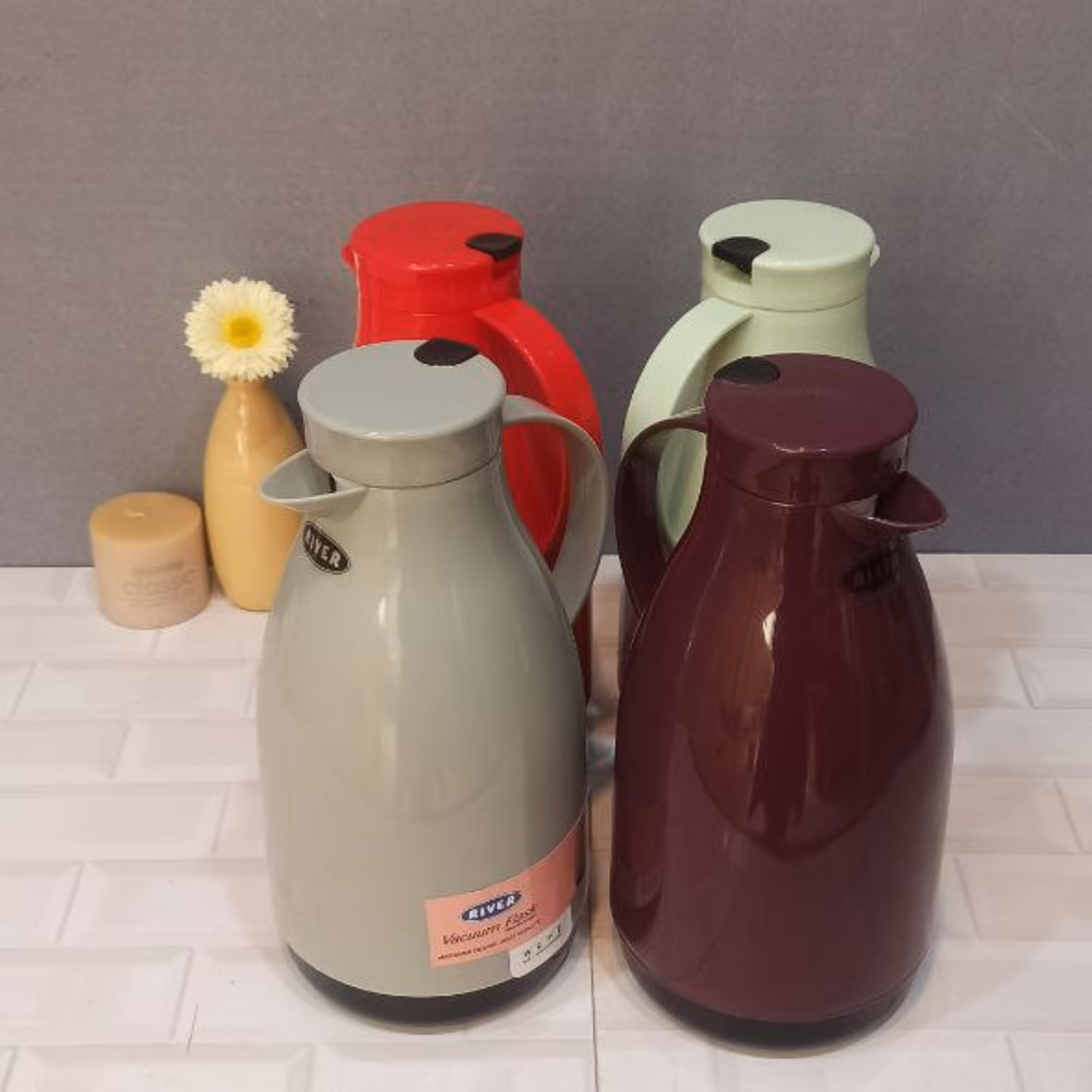 فلاسک چایی فلاکس ریور گنجایش یک و شش لیتر کد 8627درب پیچی در رنگبندی متنوع وشاد 