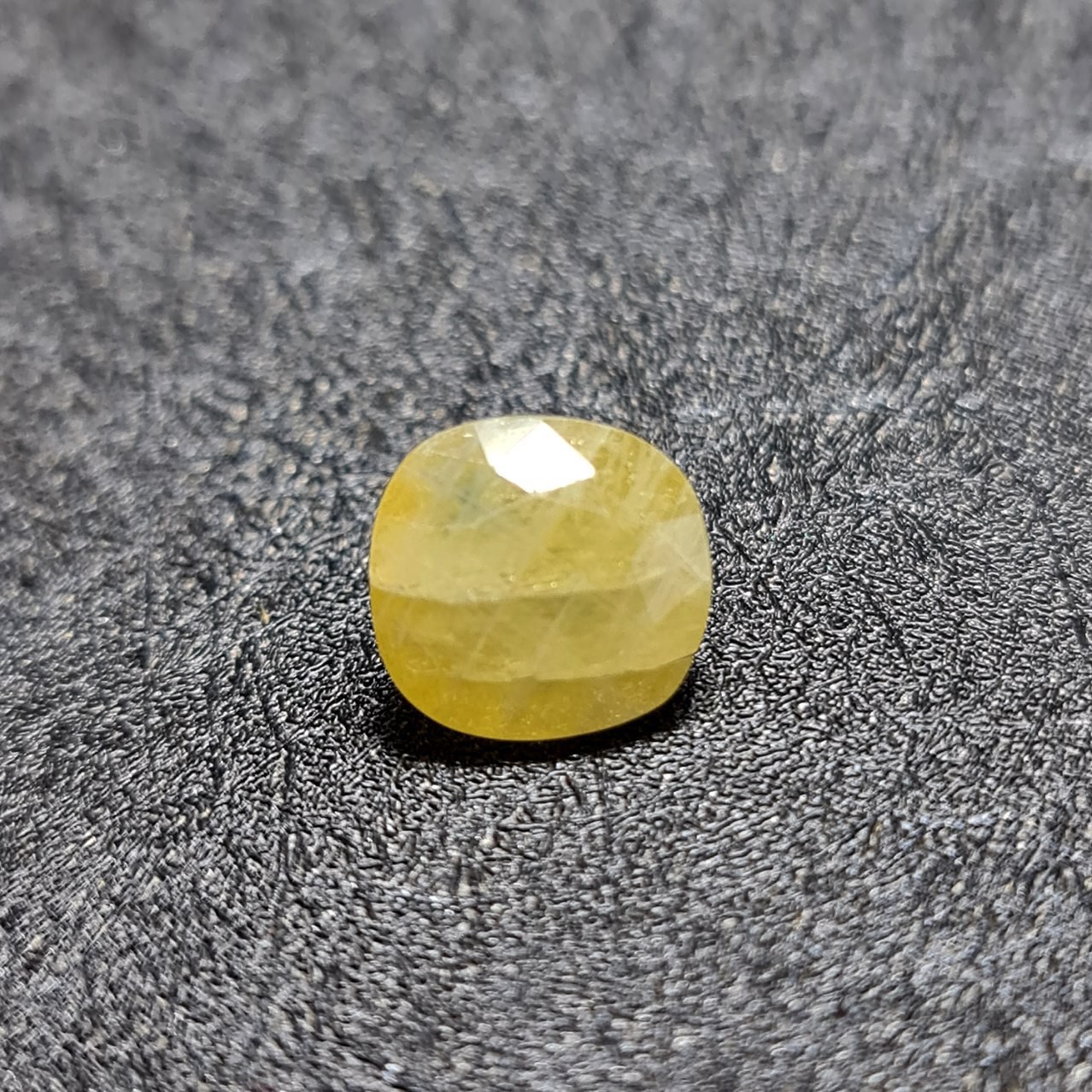  نگین زیبای سنگ یاقوت زرد معدنی با وزن 5 قیراط 
کد 28733
