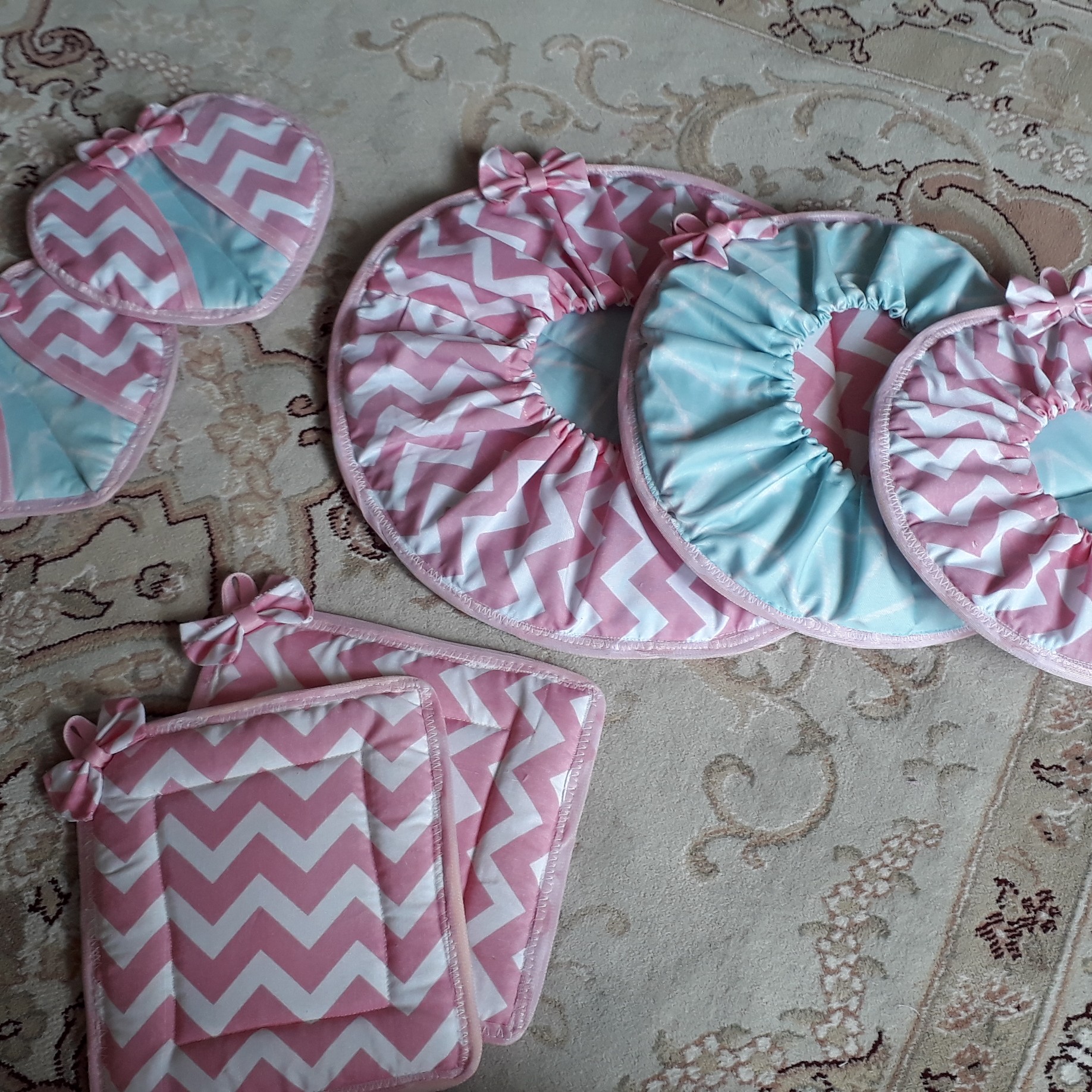 ست دمکنی و ست دستگیره های اشپزخانه ، شامل سه عدد دمکنی دو عدد دستگیره مربع و دو عدد دستگیره قلبی