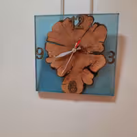 ساعت چوب و رزین مستطیل شکل آبی شفاف