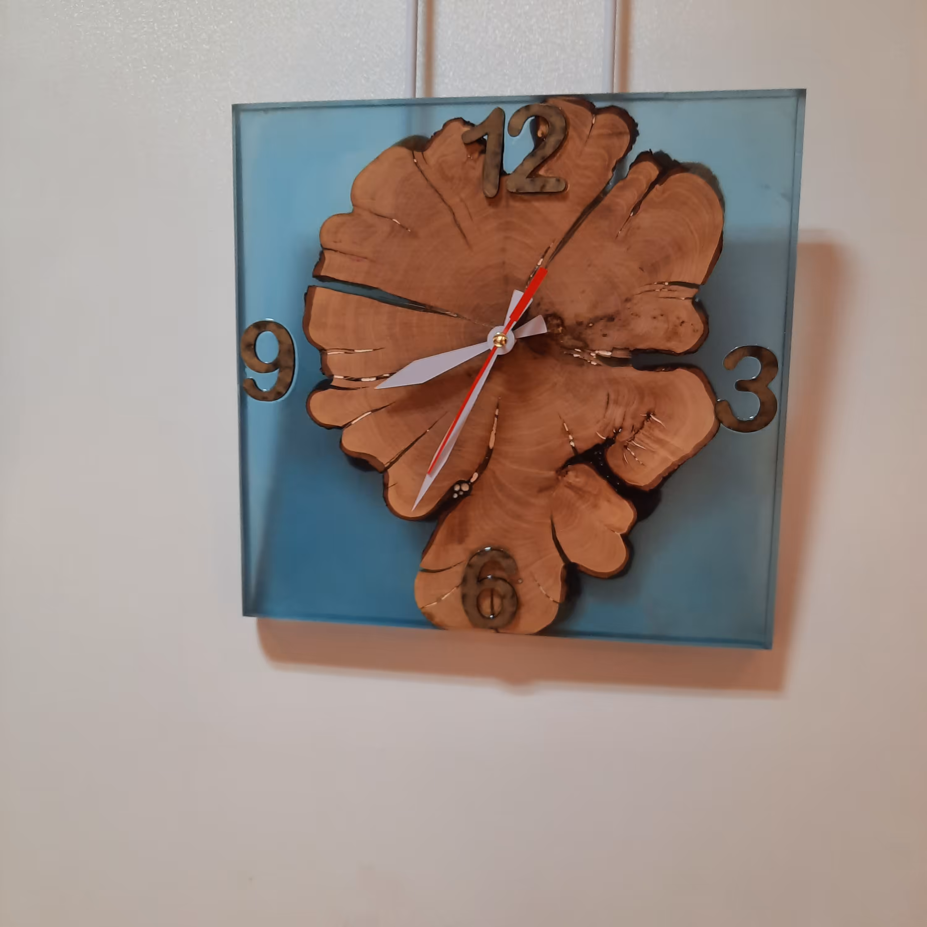 ساعت چوب و رزین مستطیل شکل آبی شفاف