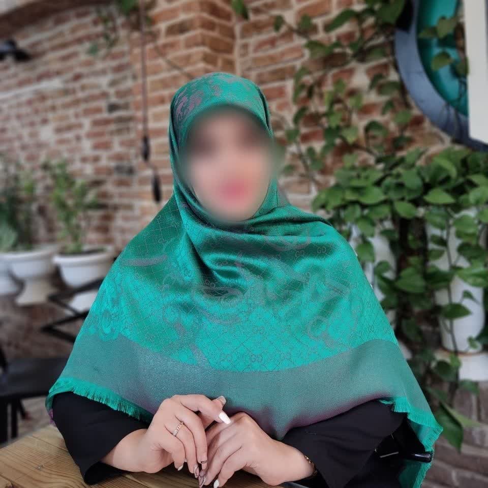 روسری نخ ابریشم ژاکارد دو رو لمه دار 
ریشه پرزی کیفیت بی نظیر و متفاوت
سُر نمیباشد
قواره:140وارداتی درجه1