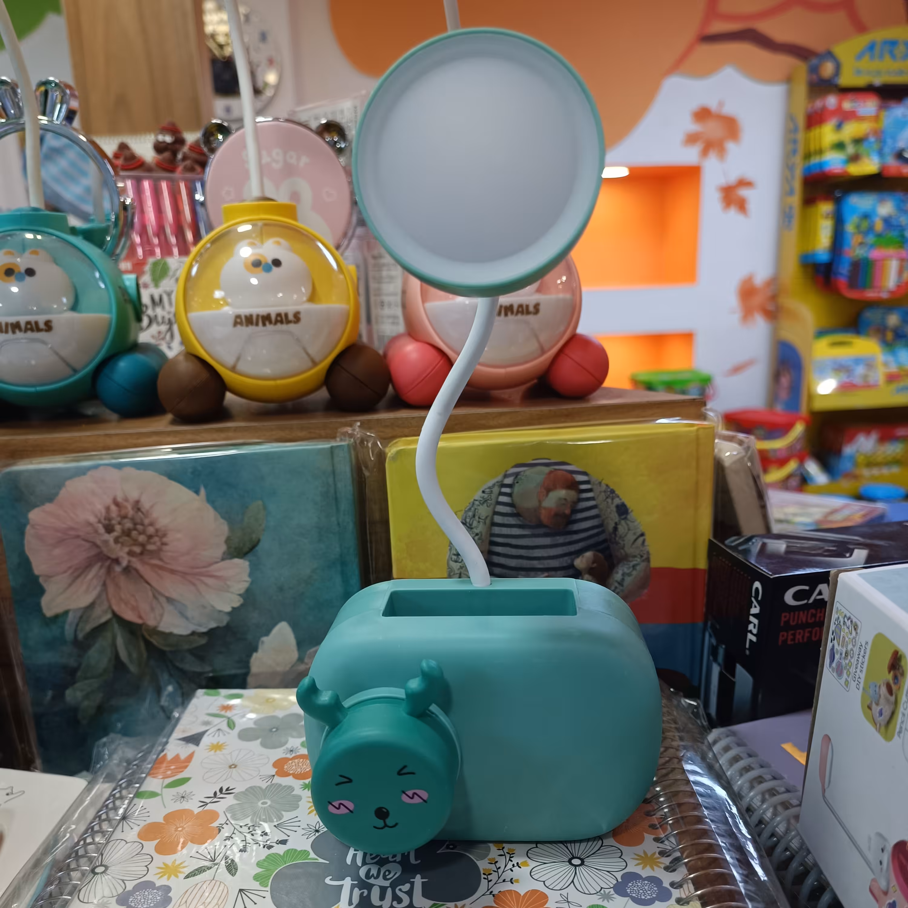 چراغ مطالعه شارژی  تراش رومیزی و جامدادی دار طرح گوزن