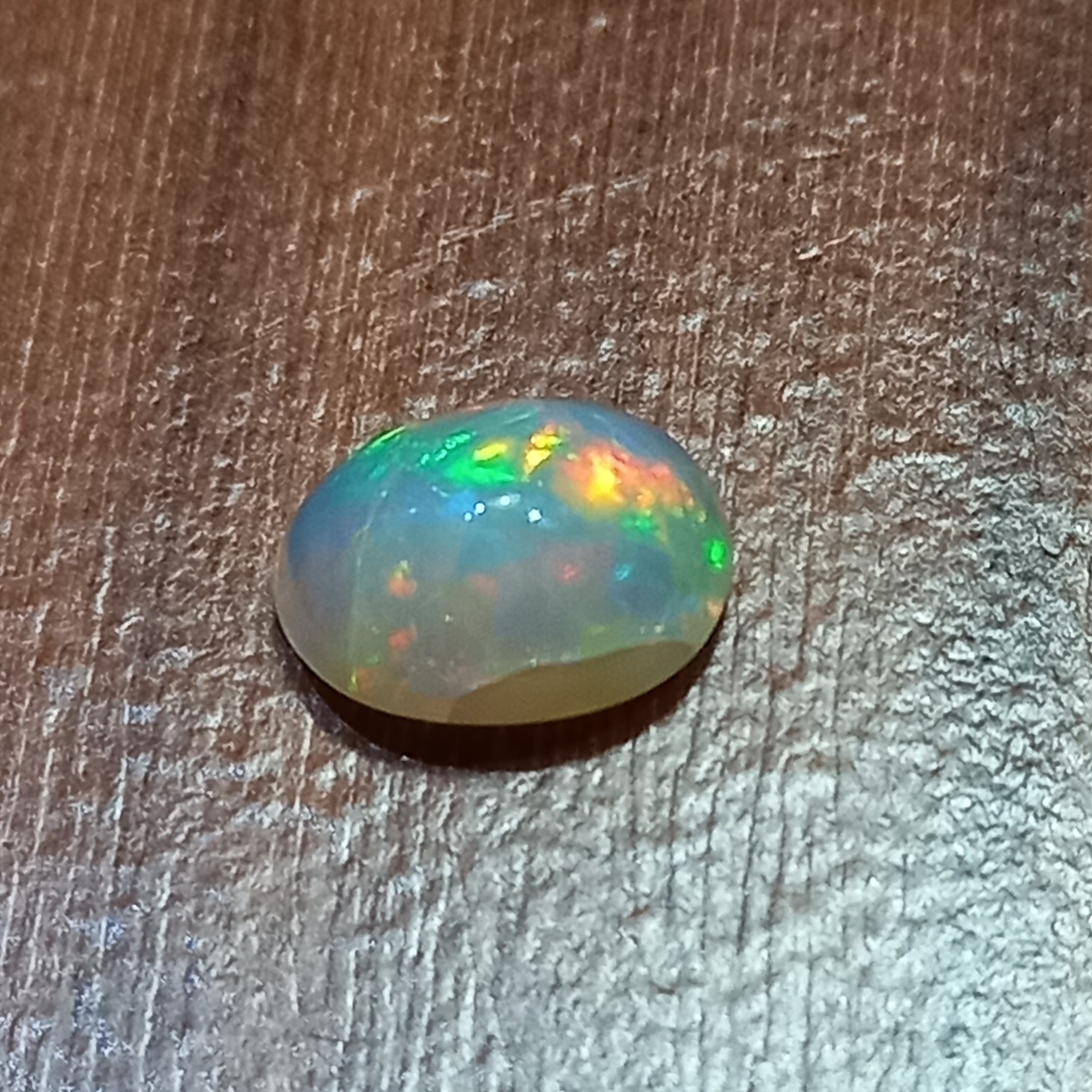 سنگ اپال آتشین اصل اتیوپی درجه یک و تلألو بالا و خوش رنگ وزن نیم قیراط