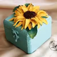 جعبه چوبی برند حورا.رنگ:سبزآبی با گل آفتاب گردان زرد اجراشده با تکنیک جدید استاکو روسی.سایز10×10سانتی متر