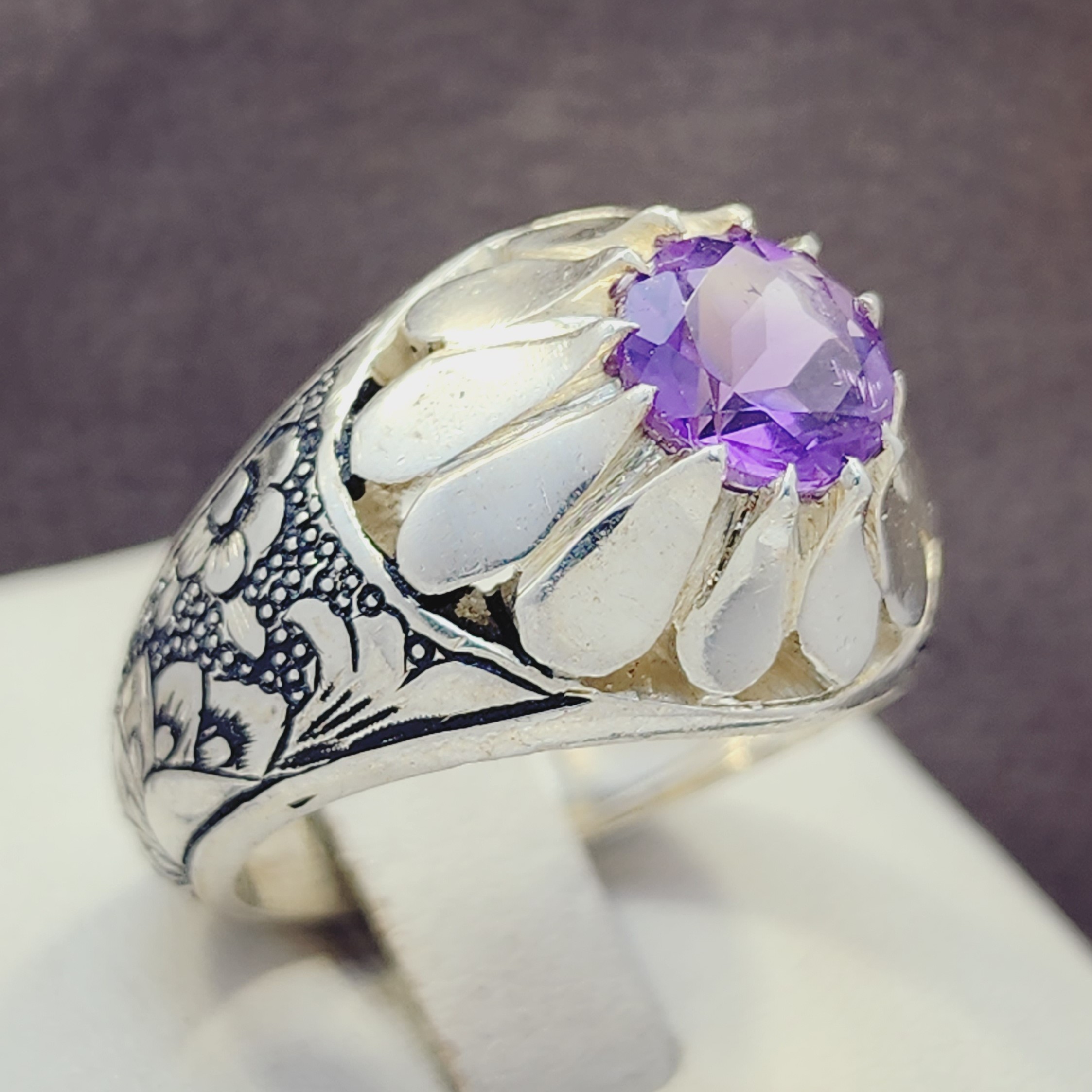 نگین آمیتیست اصل و معدنی با رکاب نقره مدل قلم زنی و شبکه زنی و تمام دستساز زیبا مردانه 