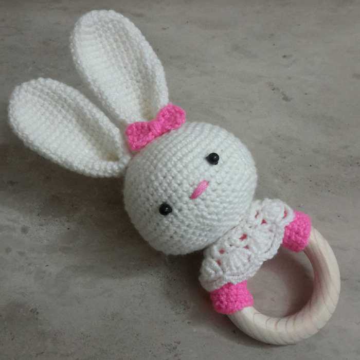 جغجغه بافتنی دسته چوبی طرح خرگوش مدل دخترانه