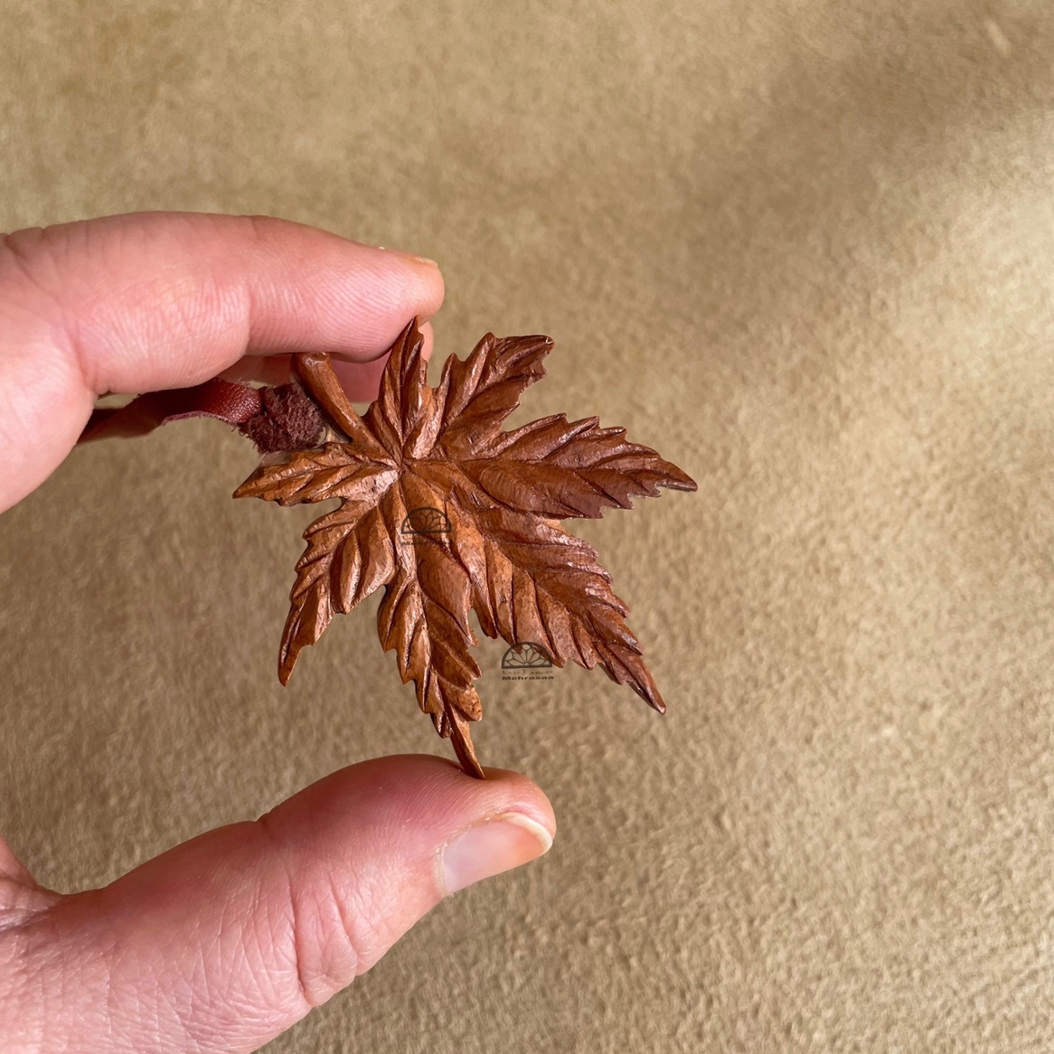 گردنبند چوبی منبت شده برگ پاییزی افرا