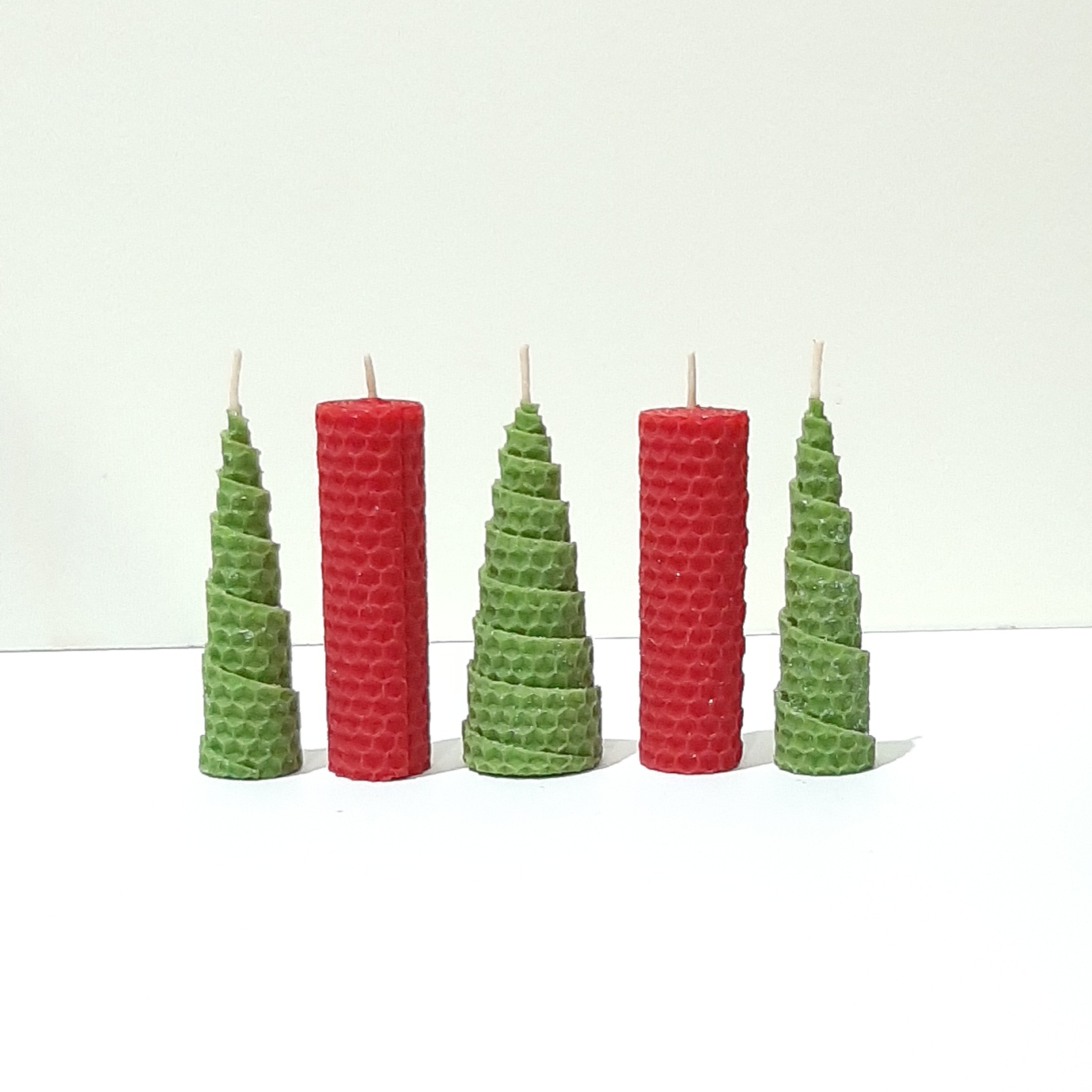 شمع طبیعی موم عسلی،شمع دستساز بیزوکس،شمع یلدا،هدیه،شمع ارزان،شمع کاج،شمع استوانه،شمع مخروطی،شمع سبز،شمع قرمز 