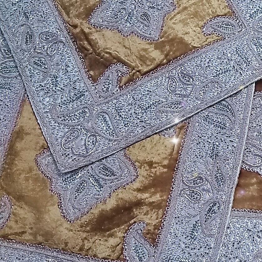 رومیزی سه تیکه دست دوزی شده سرمه دوزی شده طلایی خردلی